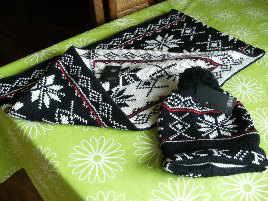 Nieuw met label- Noorse muts en/of sjaal (zwart -wit-rood), Ophalen of Verzenden, Nieuw, Overige maten, Muts