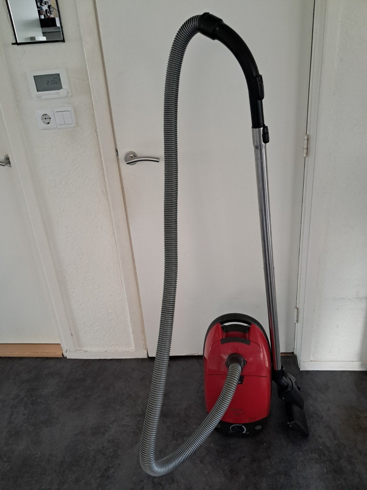 Miele Cat and Dog stofzuiger, Ophalen, Zo goed als nieuw, 2000 watt of meer, Steelstofzuiger