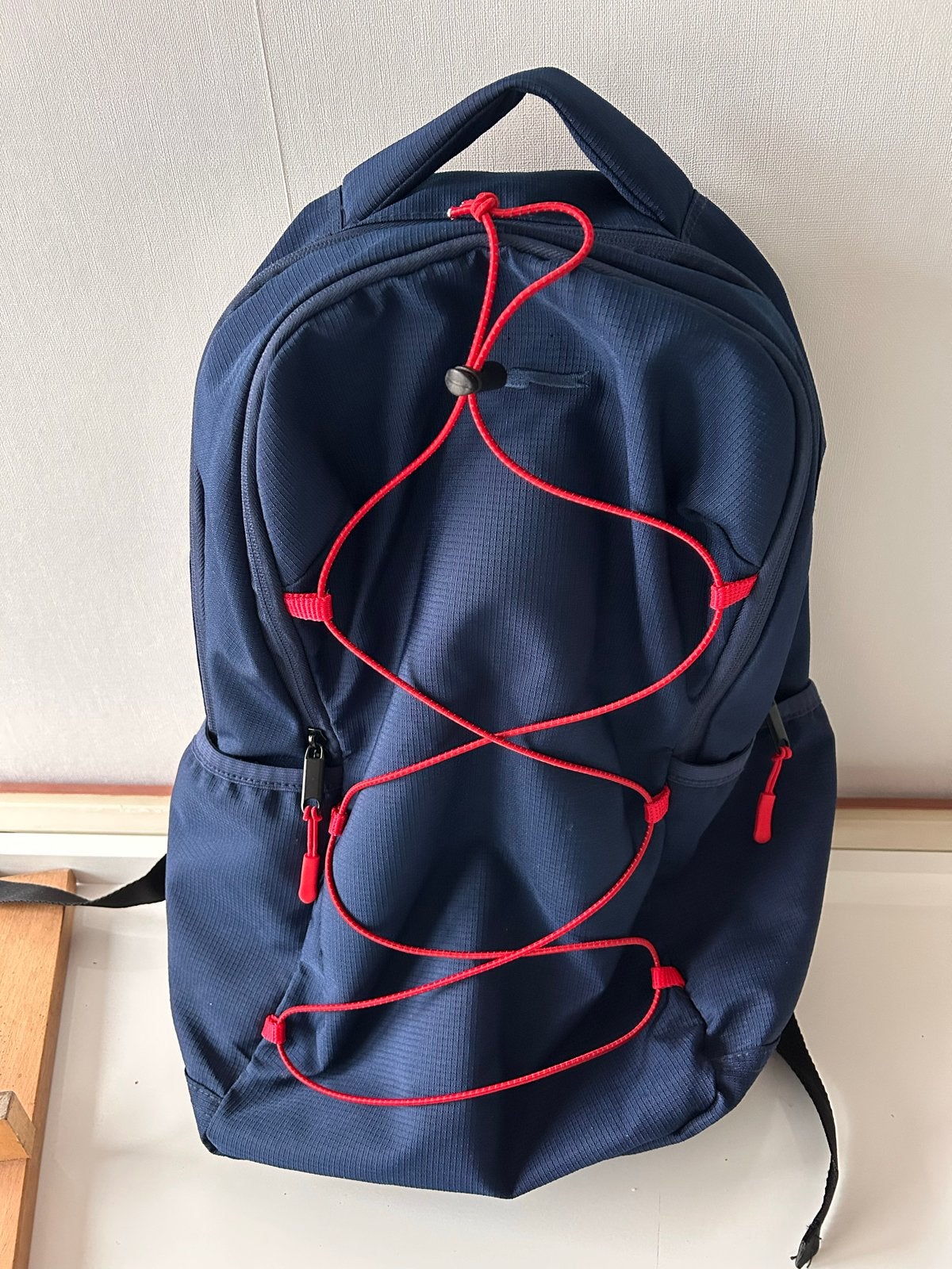 Donkerblauwe rugzak met rode accenten, Ophalen of Verzenden, Gebruikt, 25 tot 40 cm, Overige merken