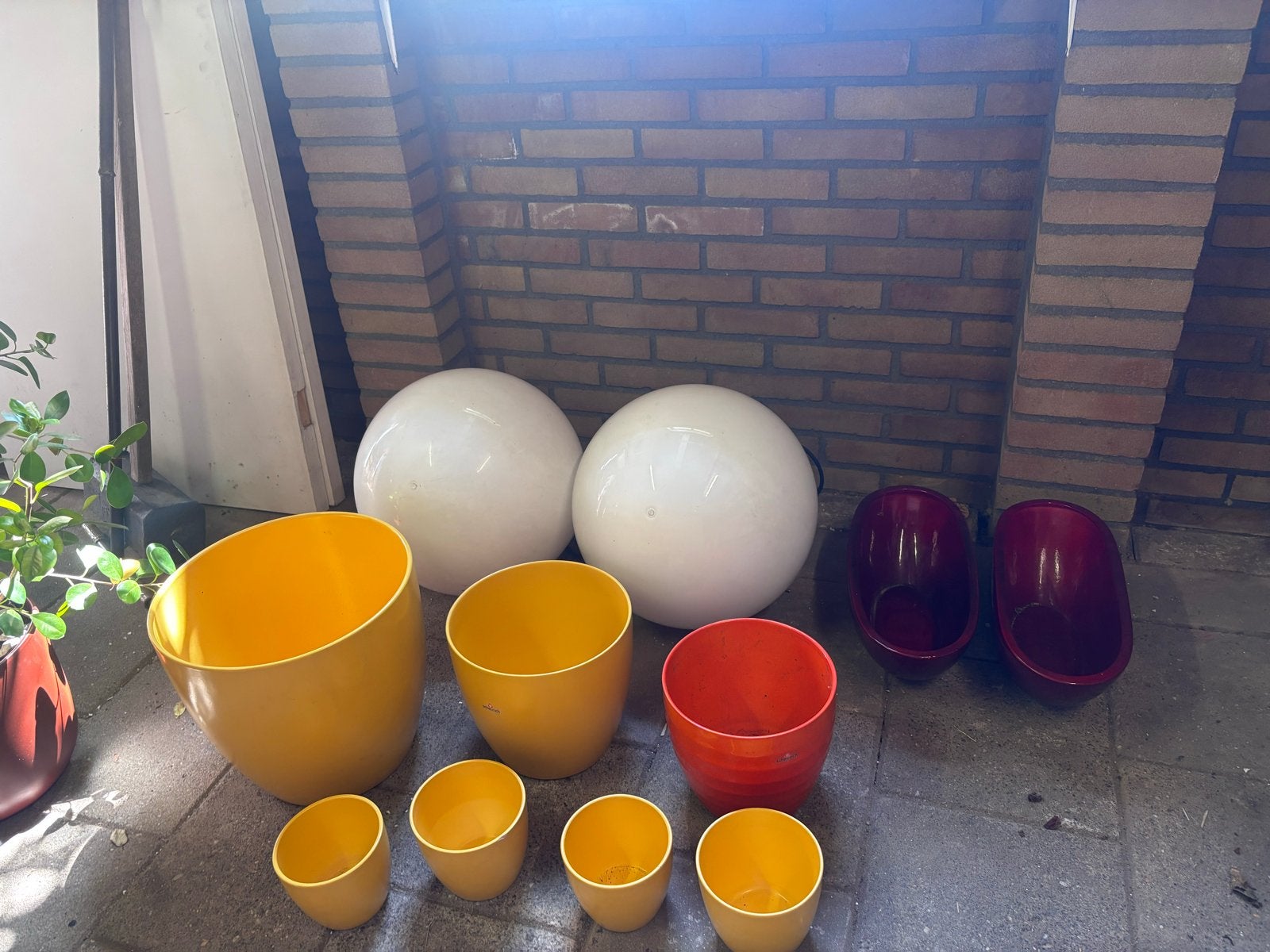 Diverse potten en twee lichtbollen voor in de tuin, Ophalen, Kunststof, Gebruikt, 40 cm of meer