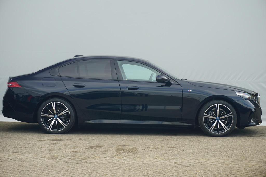 BMW i5 Sedan eDrive40 M Sportpakket 20'' / Panoramadak / Com, Stof, Zwart, 84 kWh, Sedan