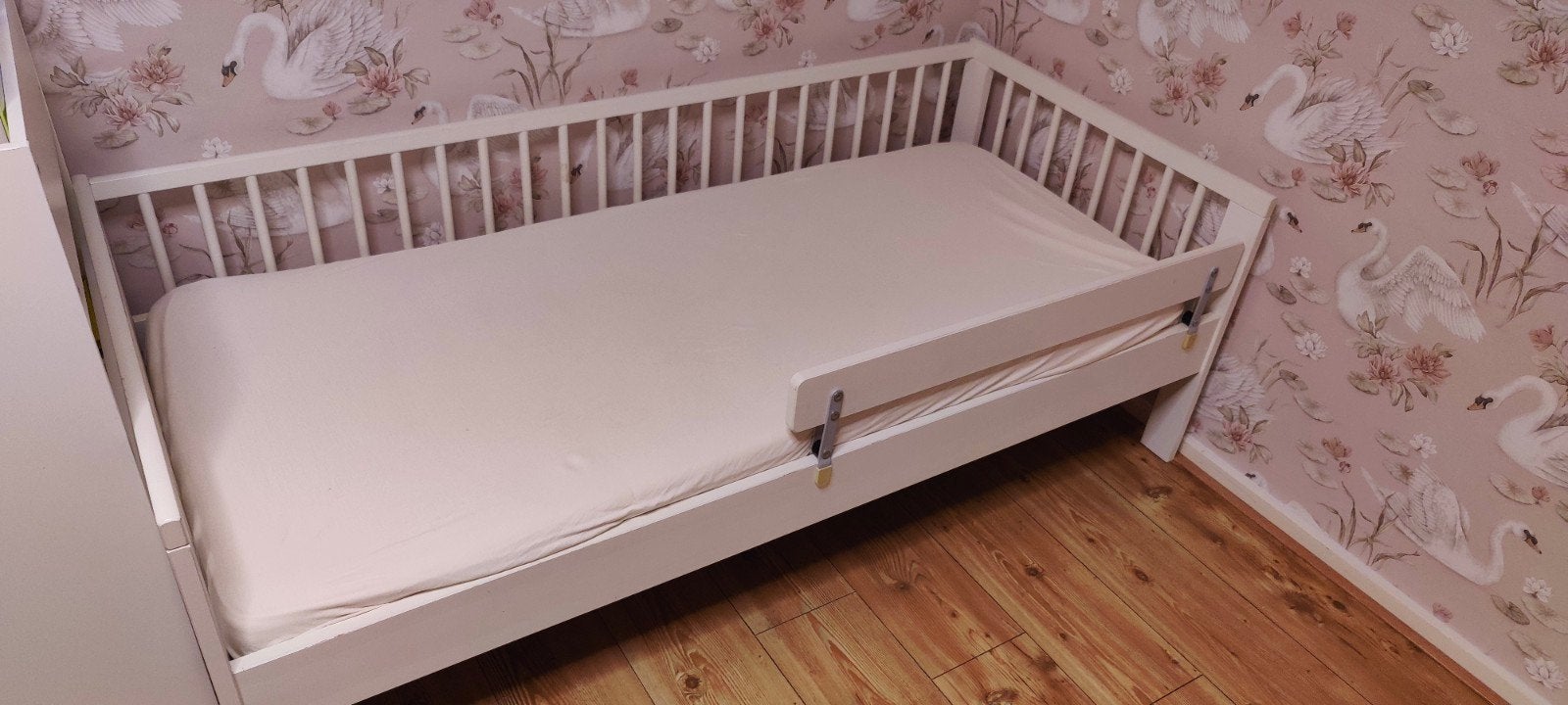 IKEA (SMÅGÖRA?)Ledikant/peuterbed met matras, 70 tot 85 cm, 140 tot 160 cm, Zo goed als nieuw, Ophalen