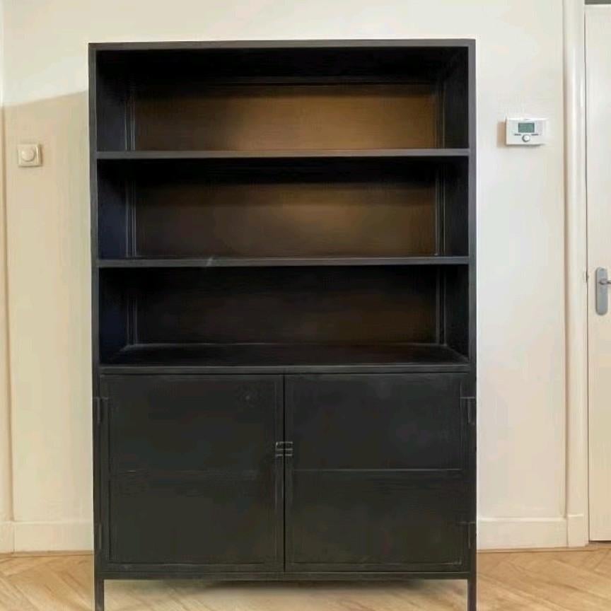 Zwarte stalen buffetkast met planken en deuren, Huis en Inrichting, Kasten | Buffetkasten, Ophalen, Met deur(en), Modern, Industrieel