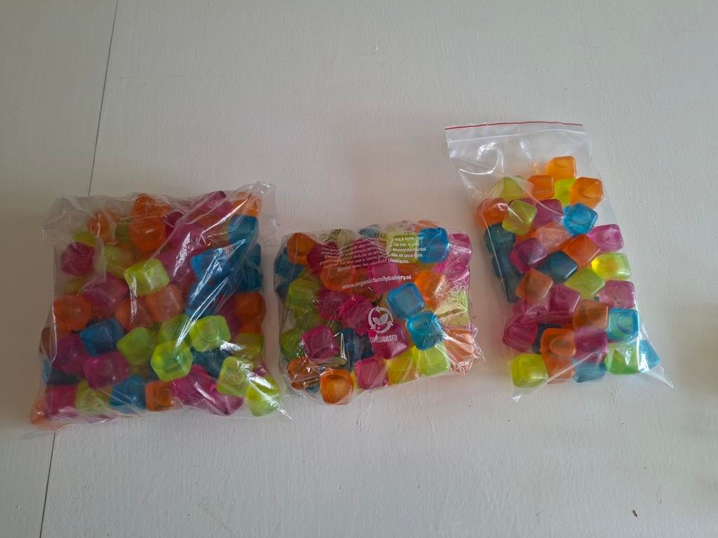 Gekleurde en witte kunstof ijsklontjes feest koelen drank, Ophalen of Verzenden, Nieuw, Overige kleuren, Armband