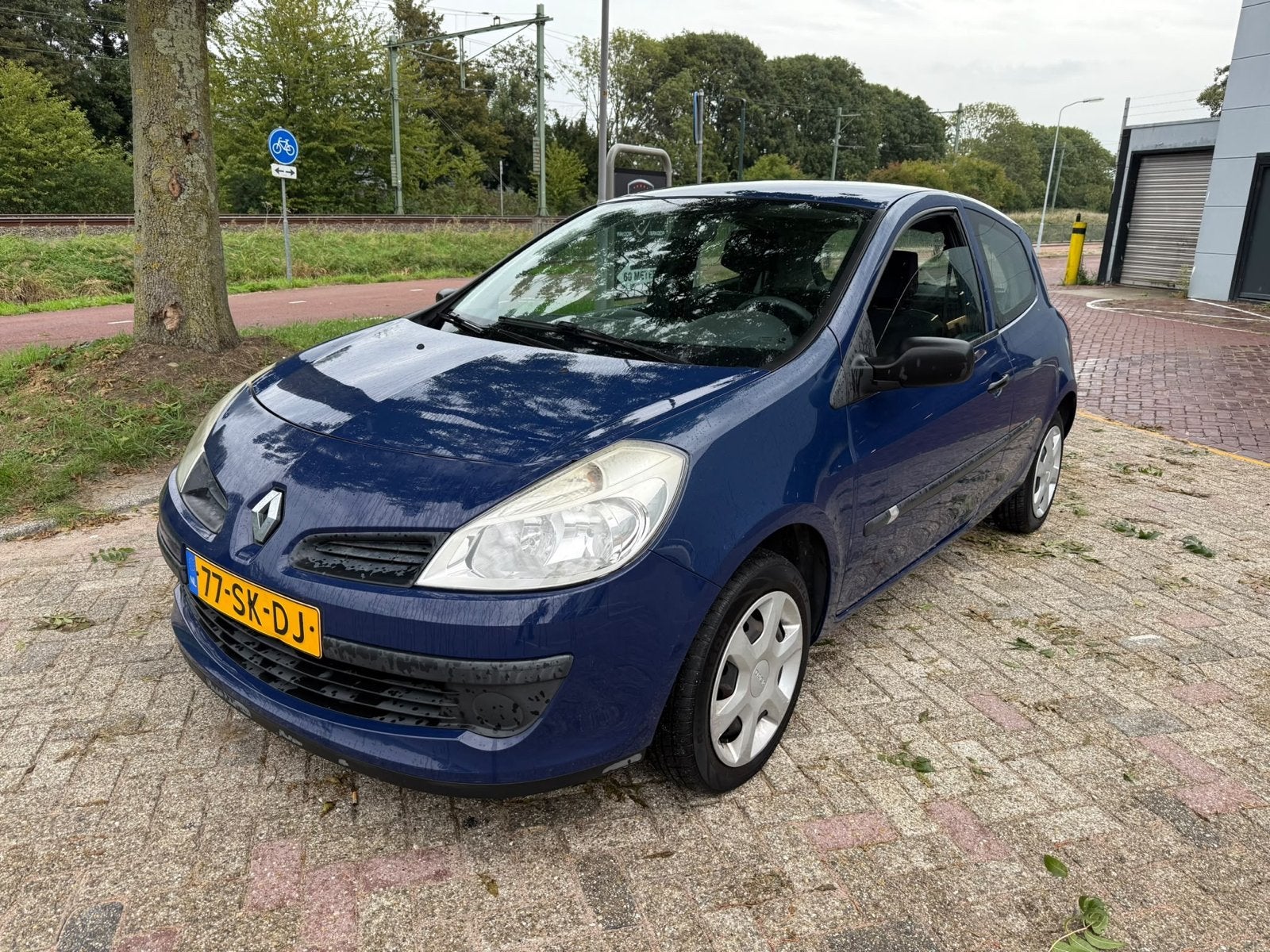 Renault Clio 1.2 16V 75 pk 3D 2006 Blauw Airco 162.000 KM, Voorwielaandrijving, 74 pk, Zwart, 4 cilinders