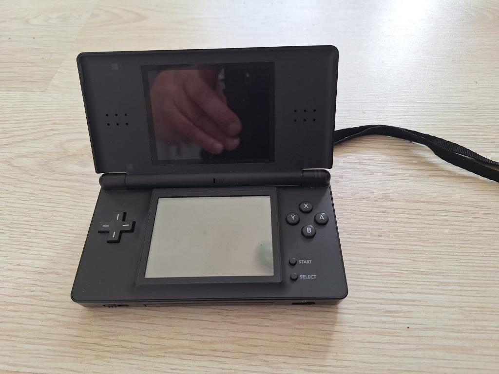 Nintendo DS in koffertje, Spelcomputers en Games, Spelcomputers | Nintendo DS, Ophalen of Verzenden, Zo goed als nieuw, Zwart