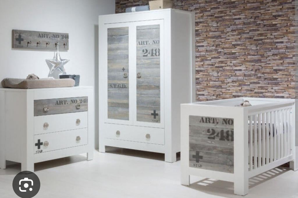 Stapelgoed babykamer: kledingkast, ledikant en commode, Ophalen, Gebruikt, Jongetje of Meisje
