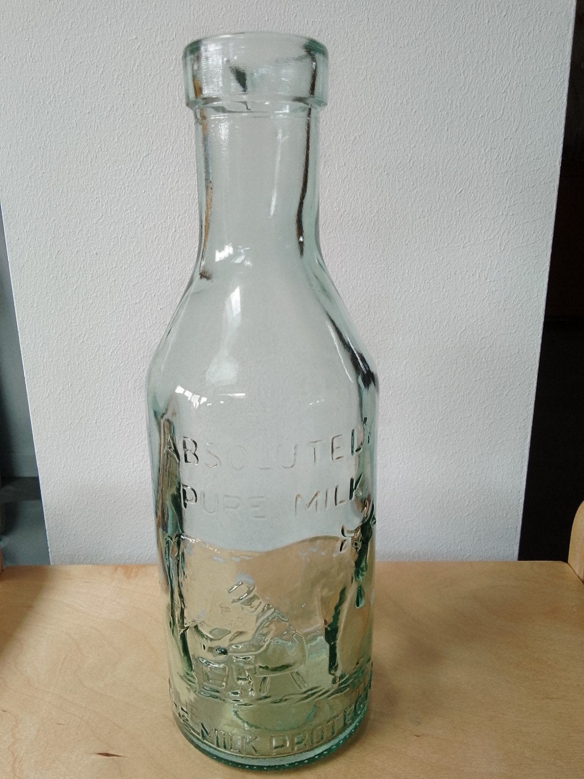 Fles voor melk met schenktuit, 28,5 cm hoog, zwaar, reliëf, Ophalen of Verzenden, Zo goed als nieuw, Overige typen