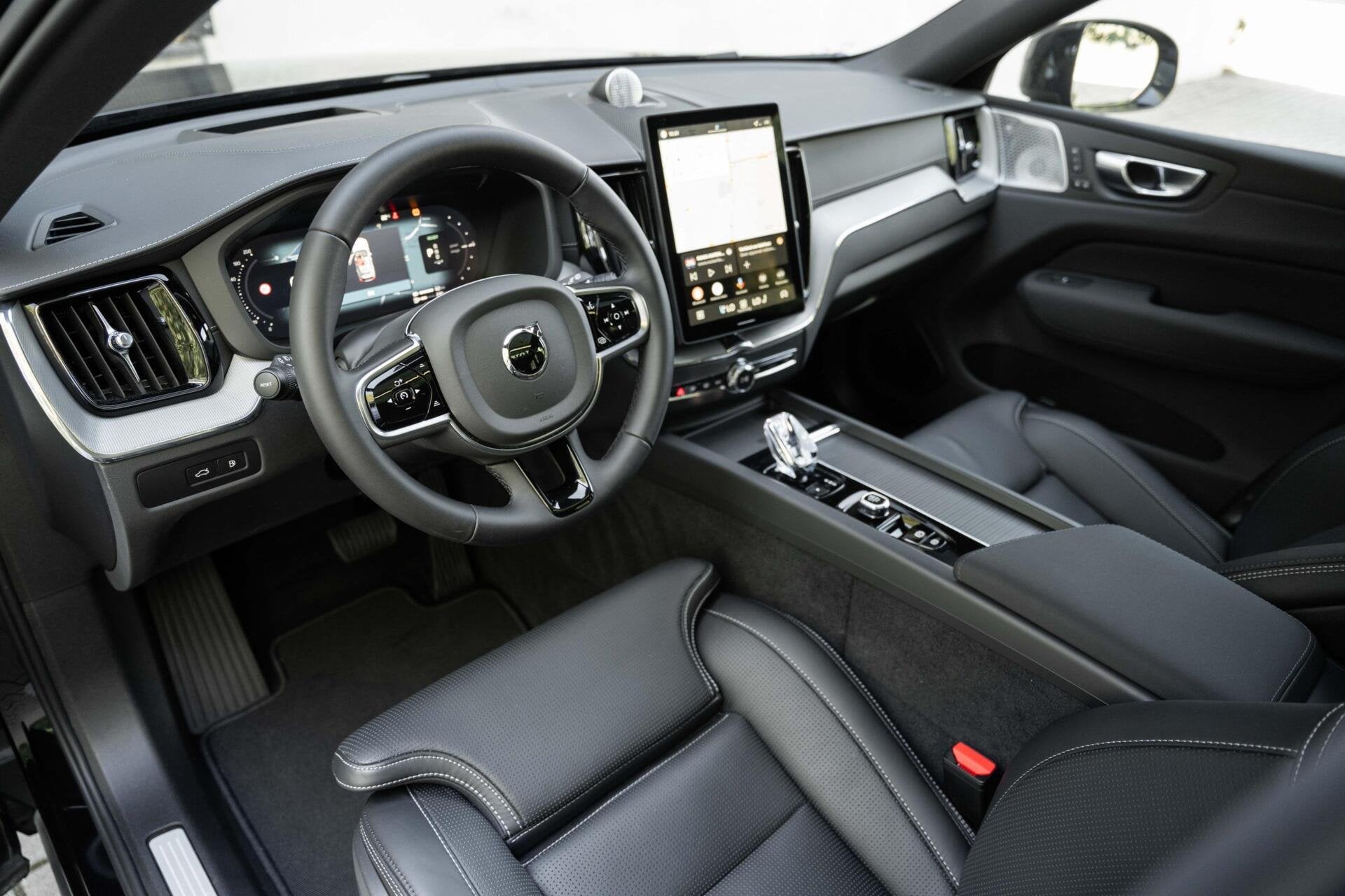 Volvo XC60 T8 Ultra Black Ed. B&W Pano Lucht Massage 21", Automaat, Gebruikt, 4 cilinders, 1969 cc
