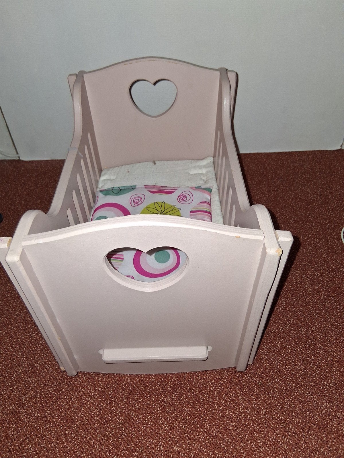 Roze houten poppenwiegje met hartjes, Ophalen