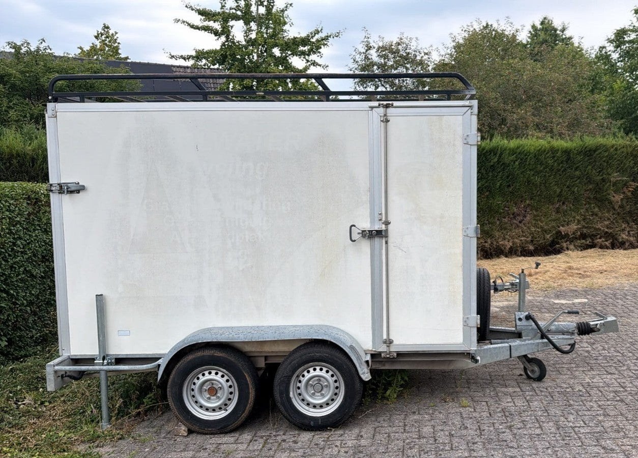 Hapert Gesloten witte Aanhanger, dubbelasser, Ophalen, Gebruikt