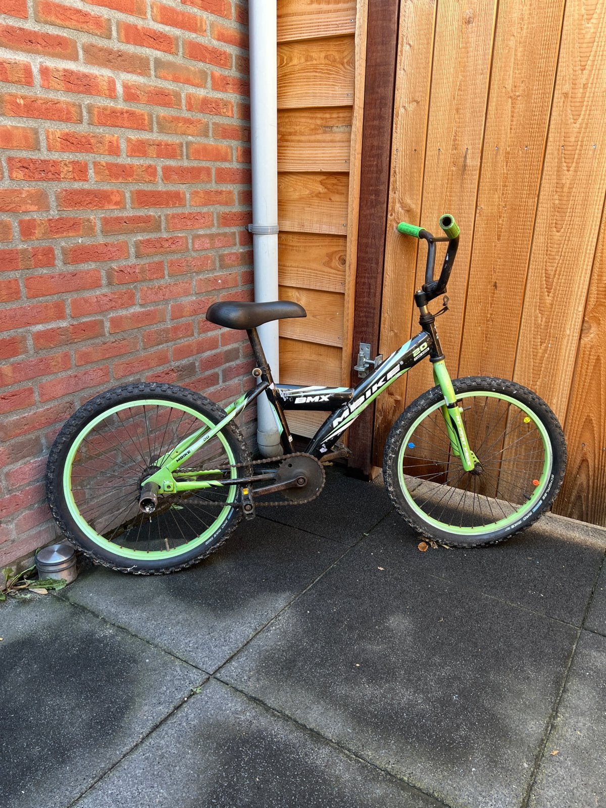 MBIKE BMX 20 inch kinderfiets - Gebruikt, Staal, Velgrem, Ophalen of Verzenden, Voetsteunen