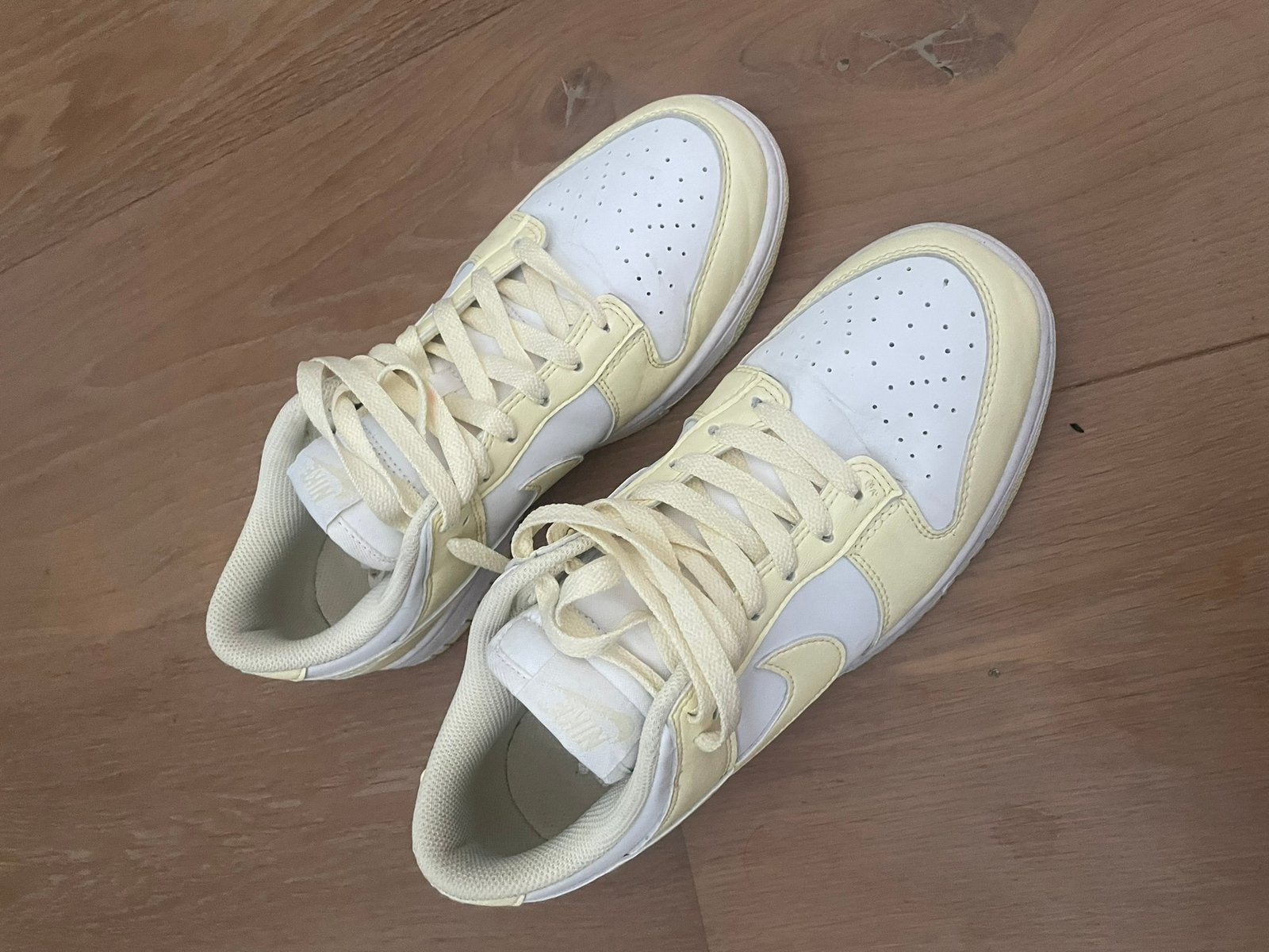 Nike dunk low lichtgeel, Ophalen of Verzenden, Zo goed als nieuw, Geel, Sneakers of Gympen