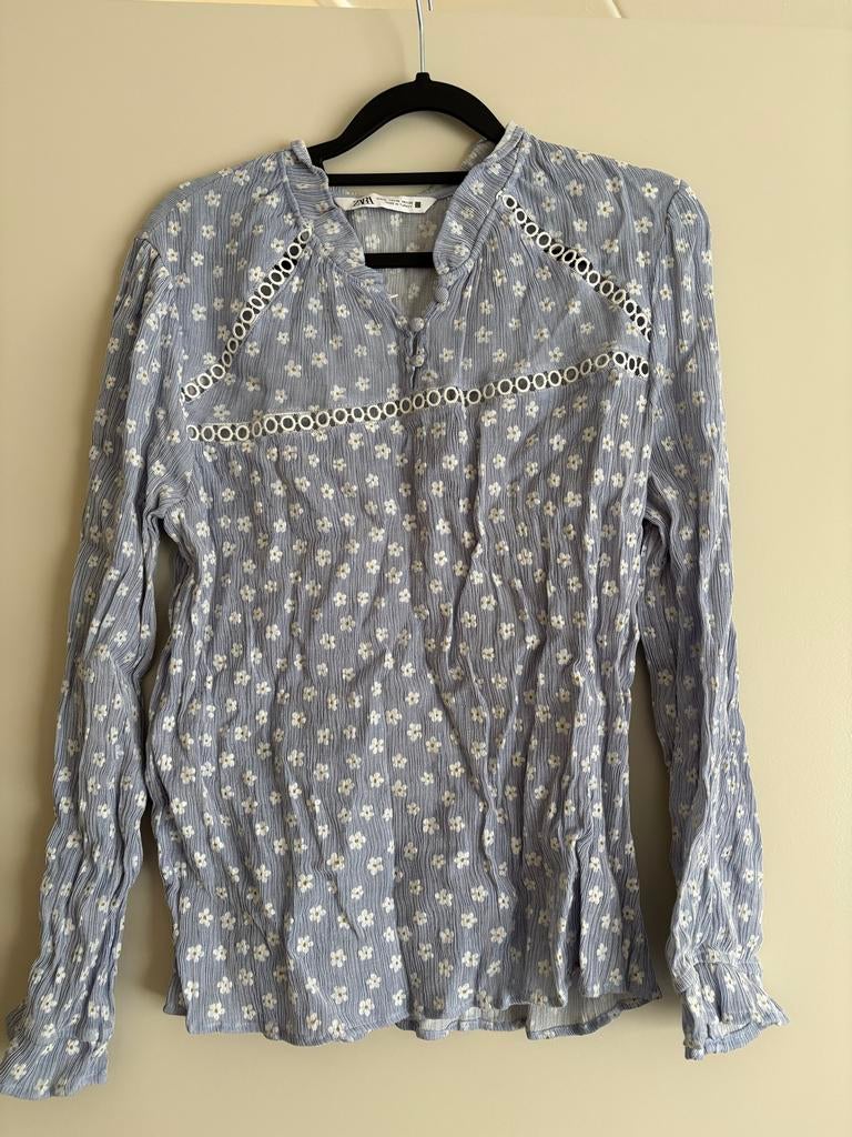 Zara blouse met bloemenprint en kanten details, Ophalen of Verzenden, Zo goed als nieuw, Maat 42/44 (L), Blauw