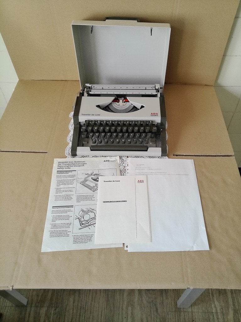 Vintage typemachine AEG OLYMPIA Traveller De Luxe Werkend, AEG, Gebruikt, Onbekend, Ophalen of Verzenden
