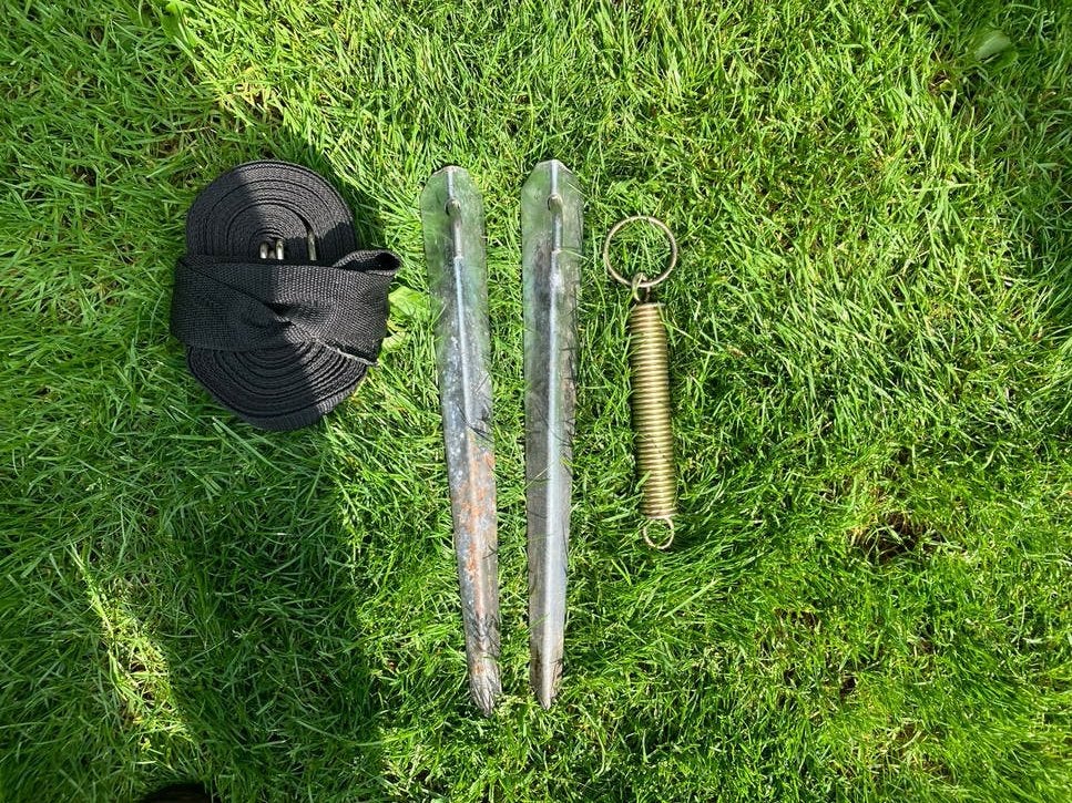 Stormband 12 meter met haringen en veer, Ophalen, Gebruikt