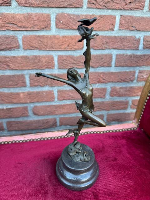verliefde dame met duifjes, brons een marmer, Antiek en Kunst, Ophalen of Verzenden, Brons