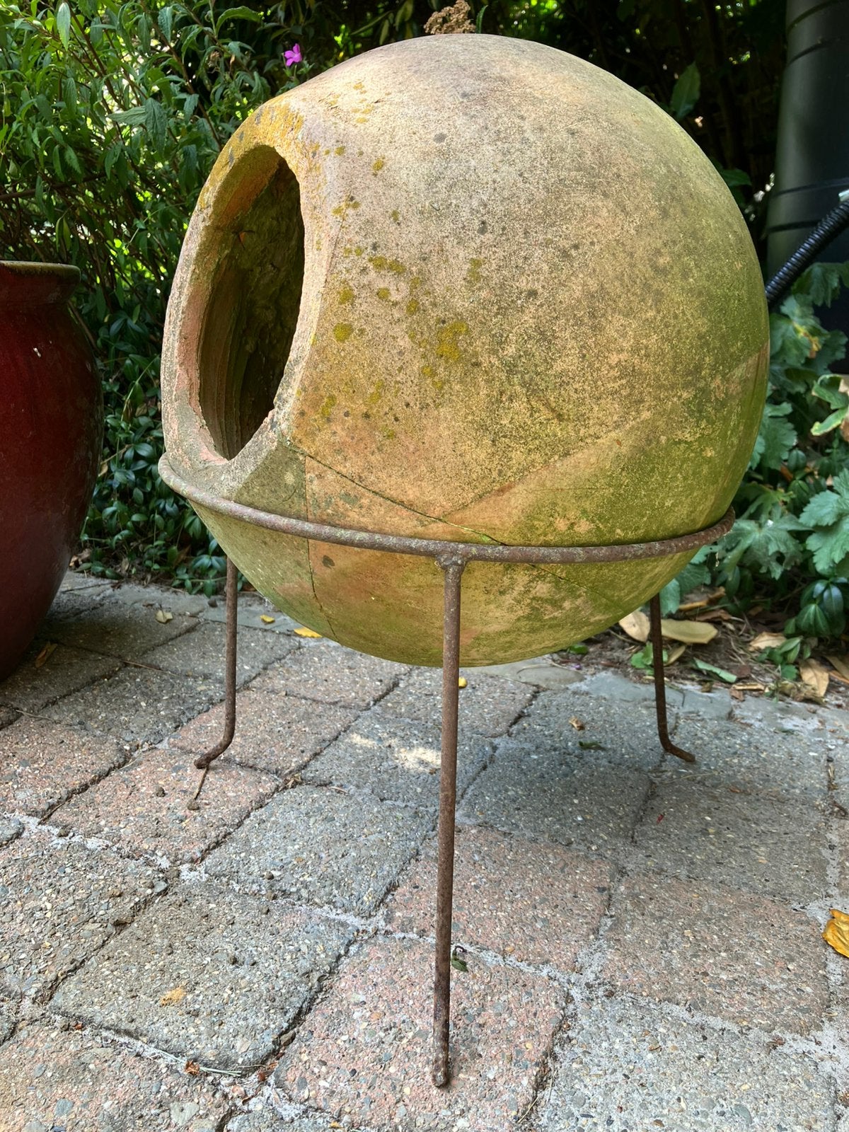 Oude ronde bolvormige terracotta pot op voet, Tuin en Terras, Ophalen, Gebruikt