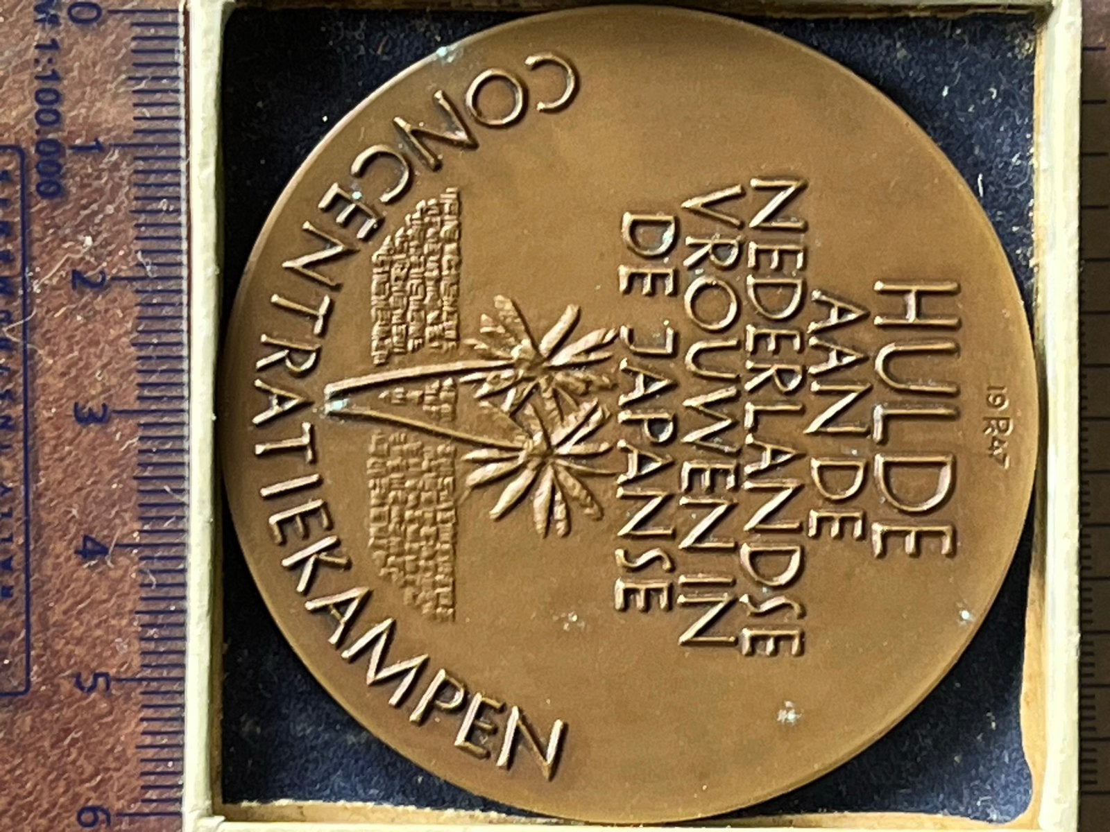 Herdenkingspenning Japanse Concentratiekampen 1947, Ophalen of Verzenden, Brons, Nederland