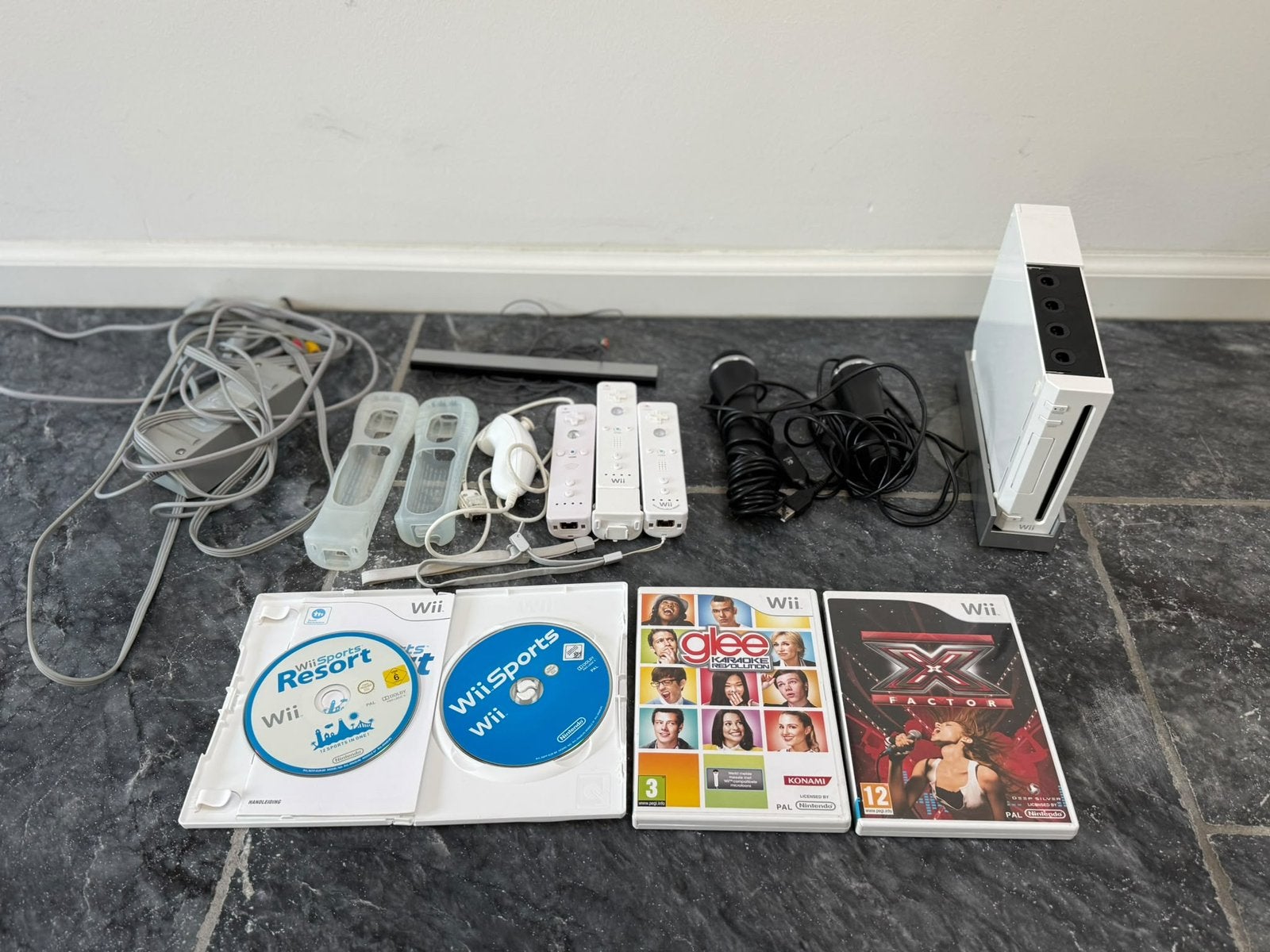 Nintendo Wii, Ophalen of Verzenden, Zo goed als nieuw, Met 2 controllers