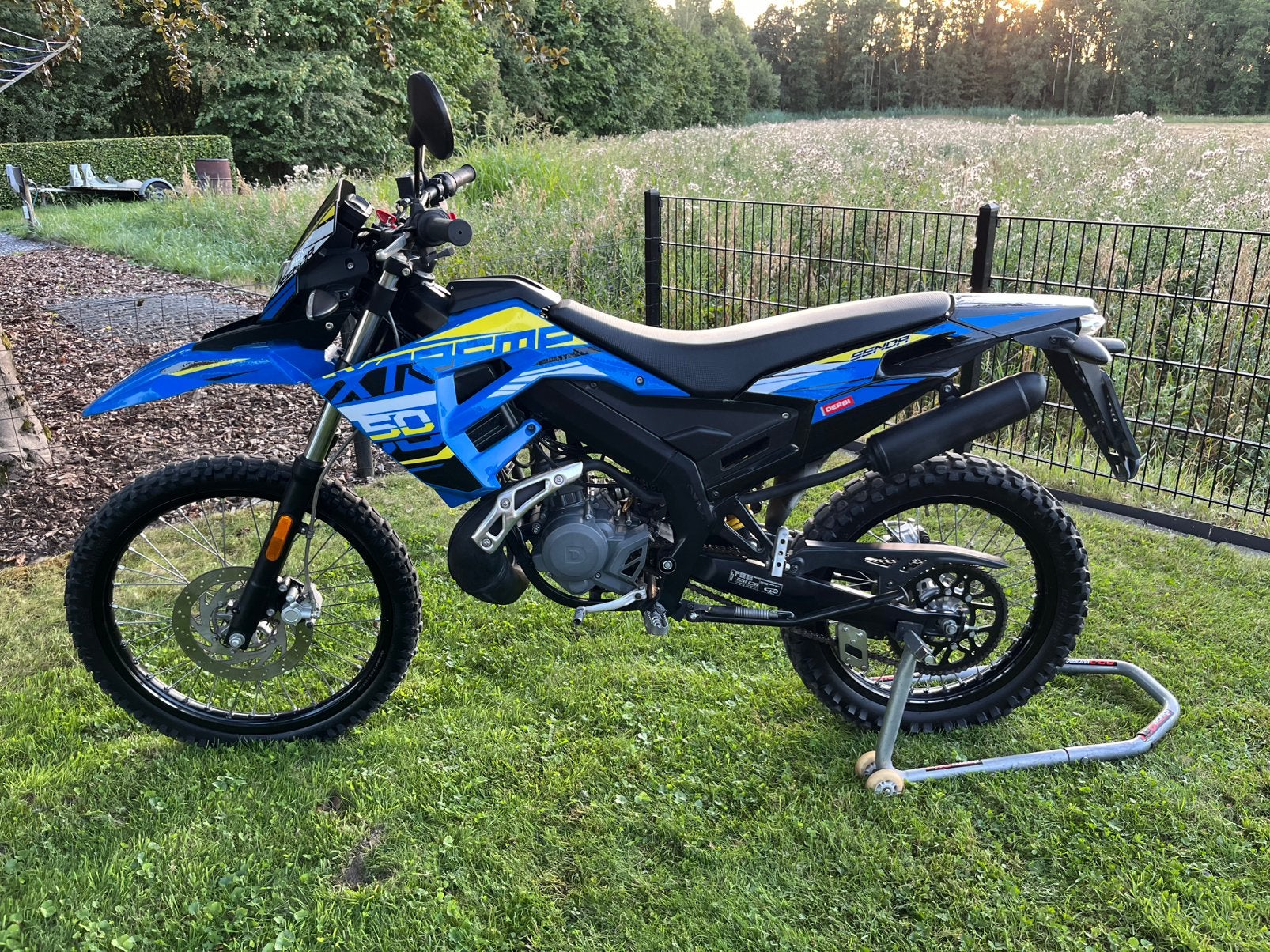 Derbi senda Xtreme 2018 9.800km schakelbrommer, Fietsen en Brommers, Ophalen, 6 versnellingen, Zo goed als nieuw, 50 cc