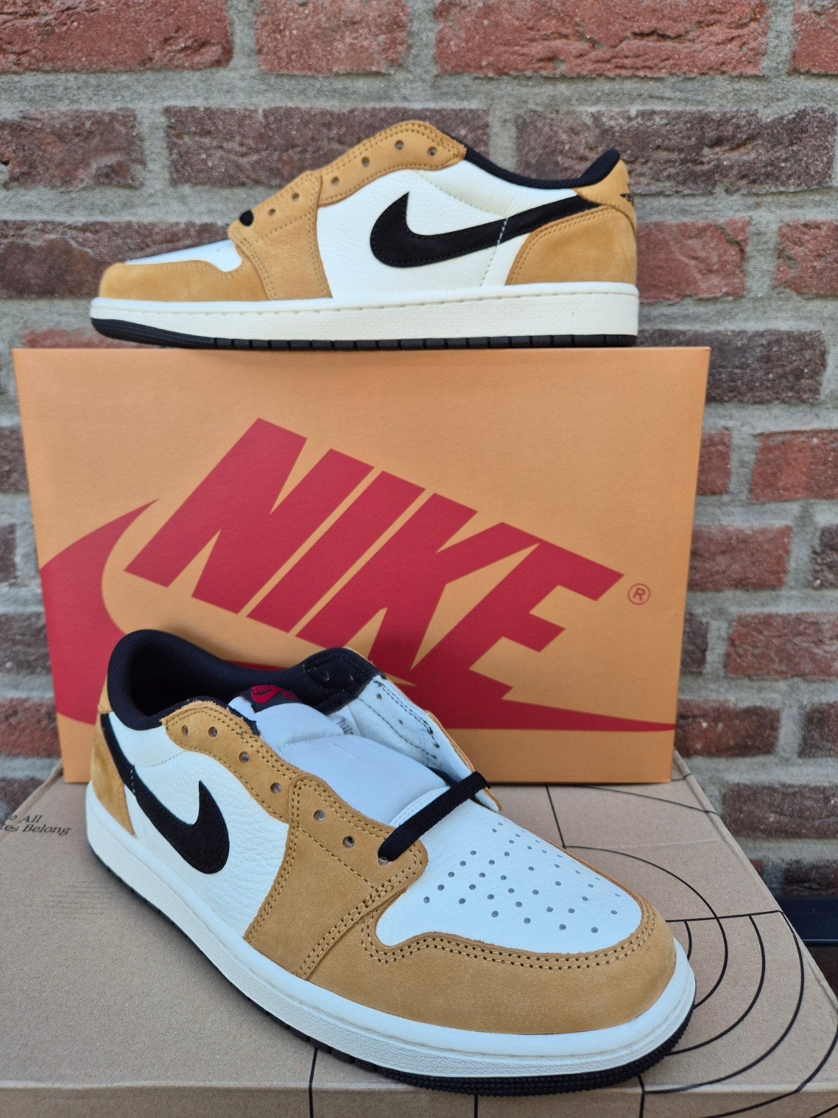 AIR JORDAN 1 LOW "SAIL AND GOLDEN HARVEST" (2025) - maat 44½, Bruin, Nieuw, Ophalen of Verzenden, Sneakers of Gympen