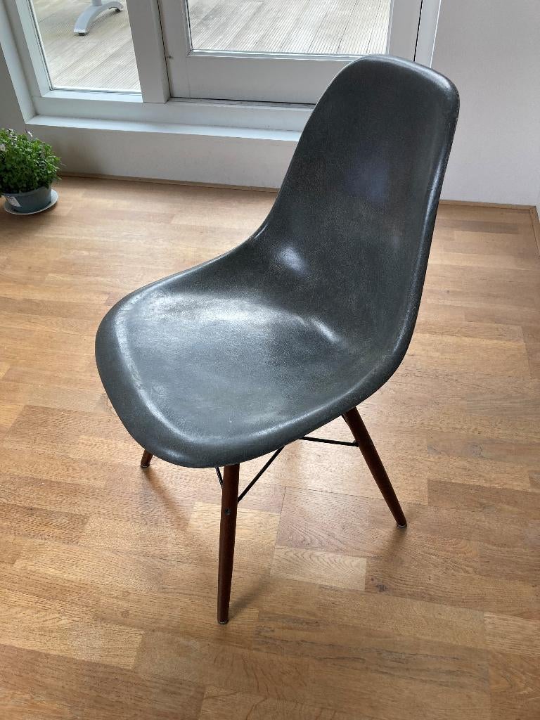 Eames DSW fiberglass - Elephant Grey, Huis en Inrichting, Stoelen, Ophalen, Overige materialen, Gebruikt, Eén