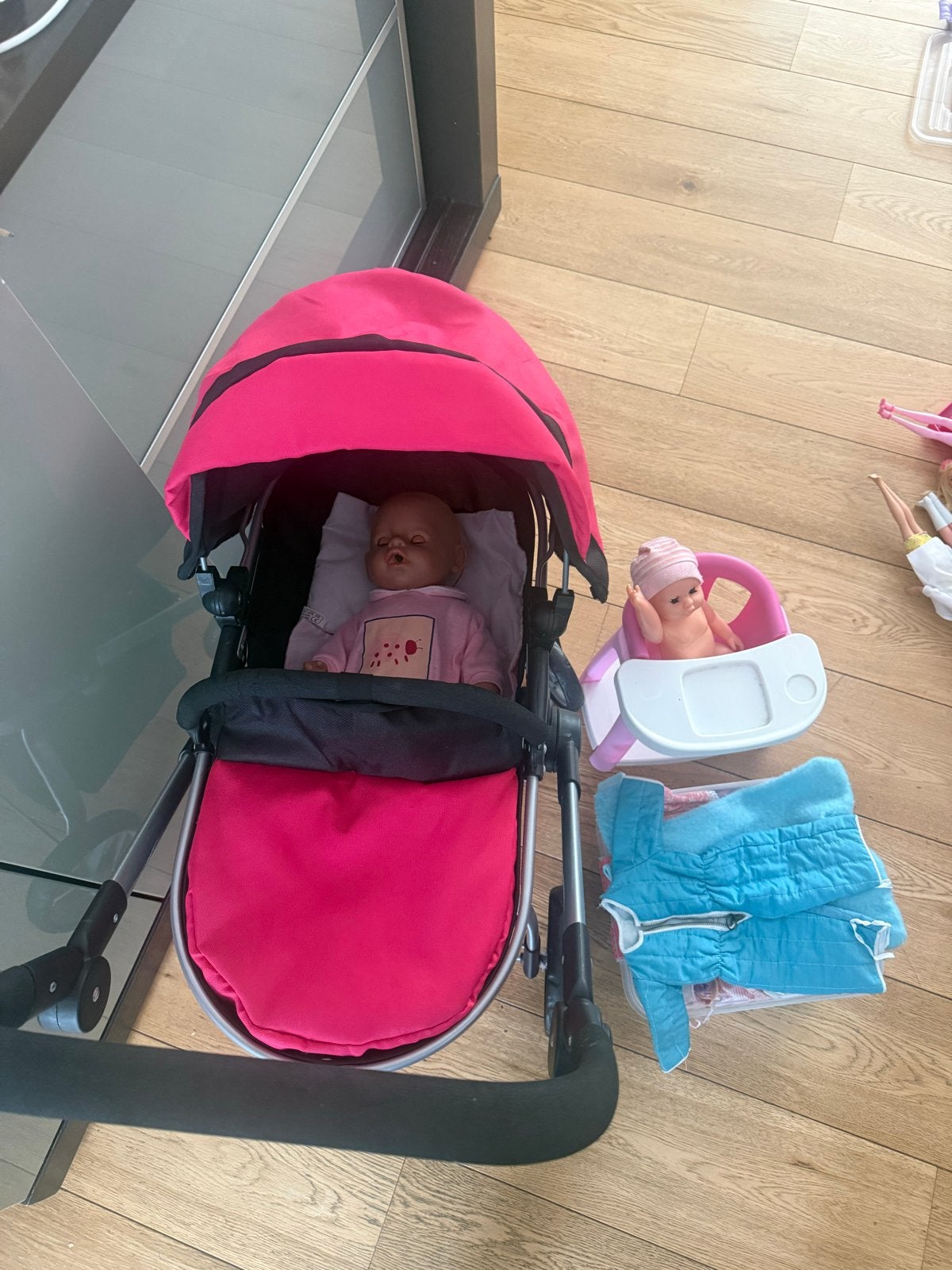 Poppenwagen met poppen en accessoires