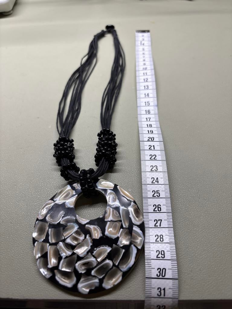 Ketting met hanger ingelegd met abalone, Zwart, Ophalen of Verzenden, Zo goed als nieuw, Overige materialen