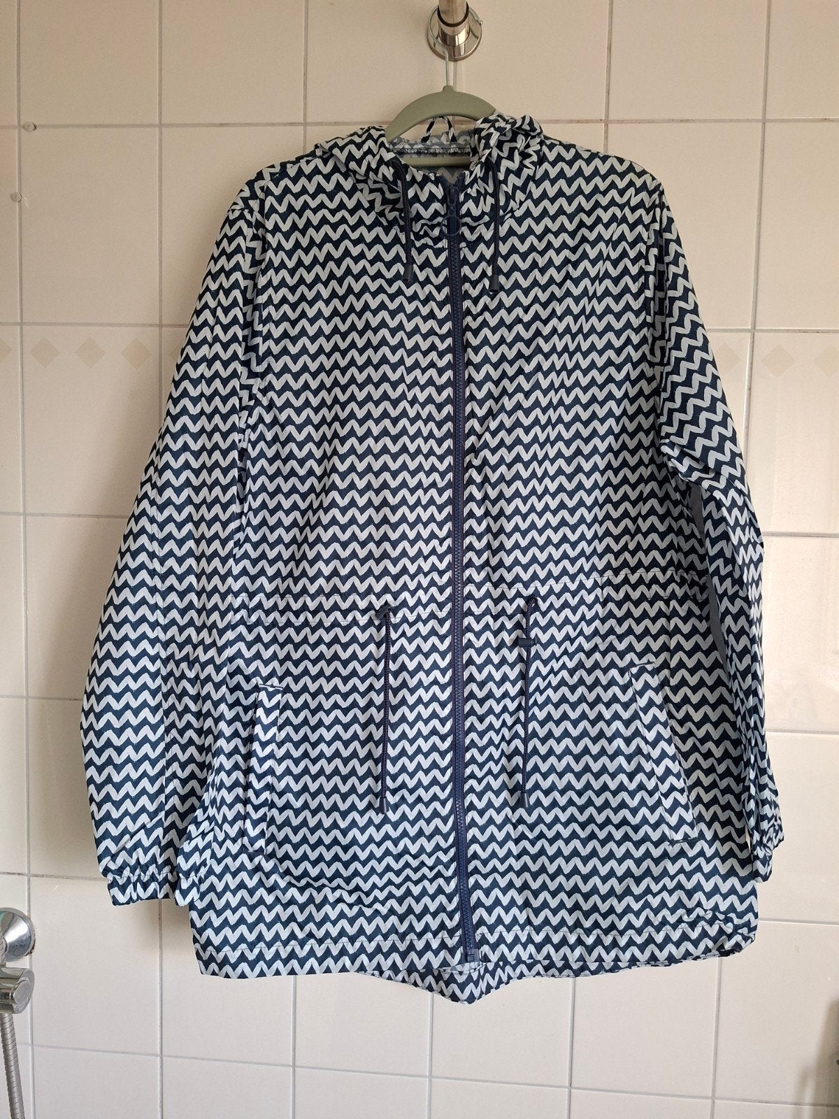 Primark regenjas met zigzagpatroon - Maat S, Ophalen of Verzenden, Zo goed als nieuw, Maat 36 (S), Primark