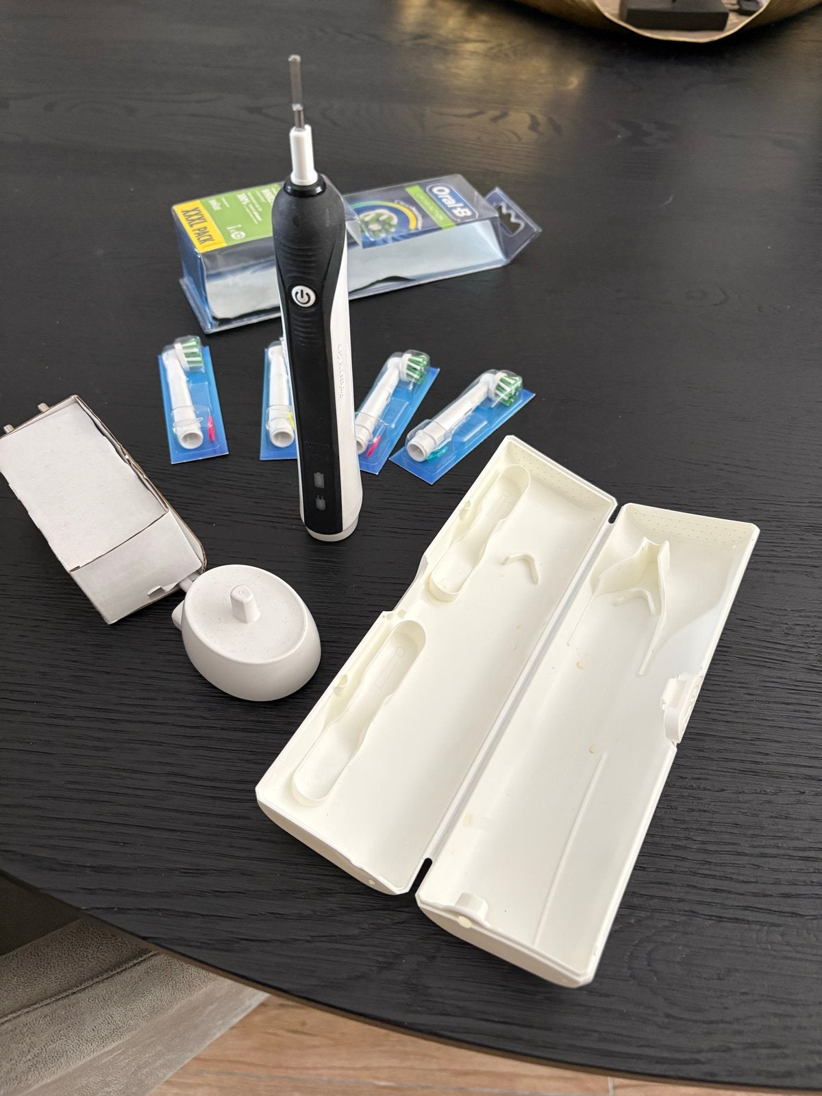 Oral-B Elektrische Tandenborstel met Reisetui + 4 CrossActio, Witgoed en Apparatuur, Ophalen of Verzenden, Zo goed als nieuw, Mondverzorging