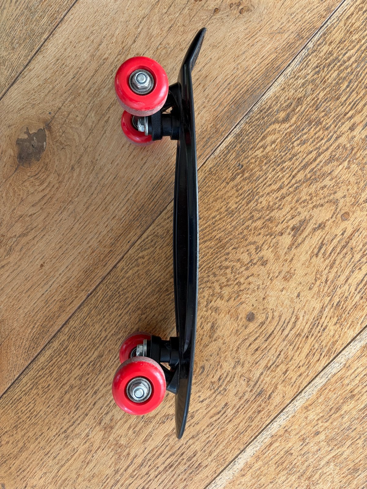Zwart skateboard met rode wielen, Ophalen, Gebruikt, Skateboard