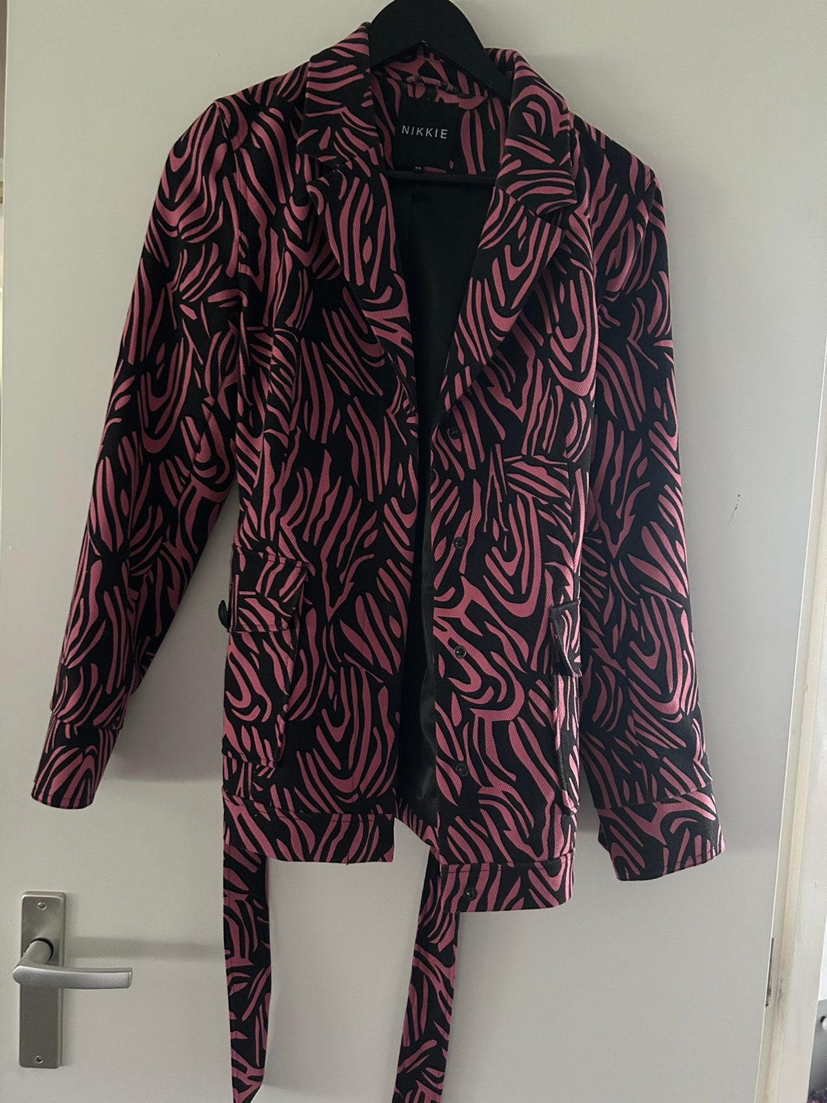 Nikkie blazer roze/zwart, maat M, Kleding | Dames, Maat 38/40 (M), Meerkleurig, Nieuw, Ophalen of Verzenden