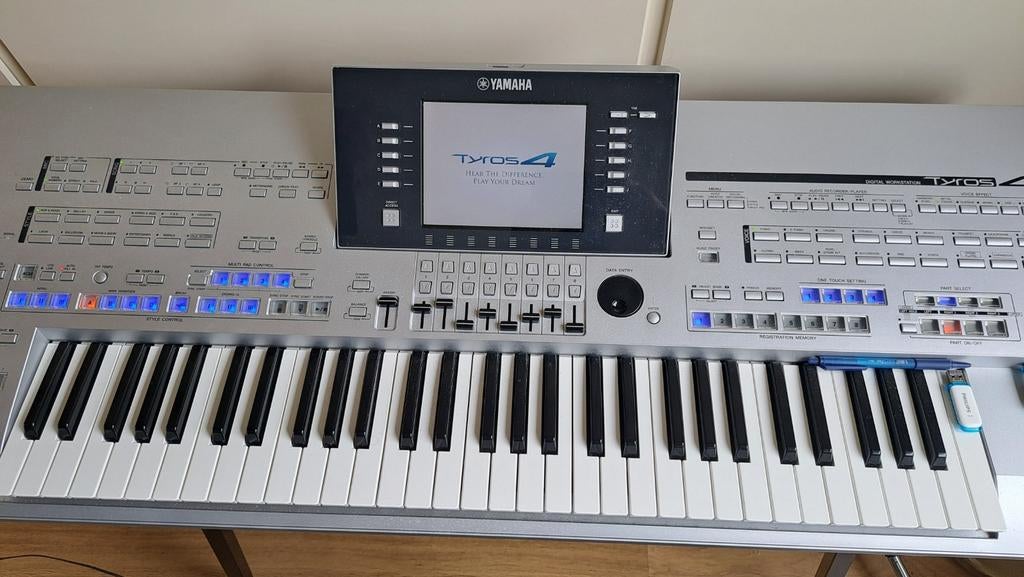 Gezocht: Keyboardtas met wieltjes voor Tyros 4., Ophalen of Verzenden, 61 toetsen, Yamaha
