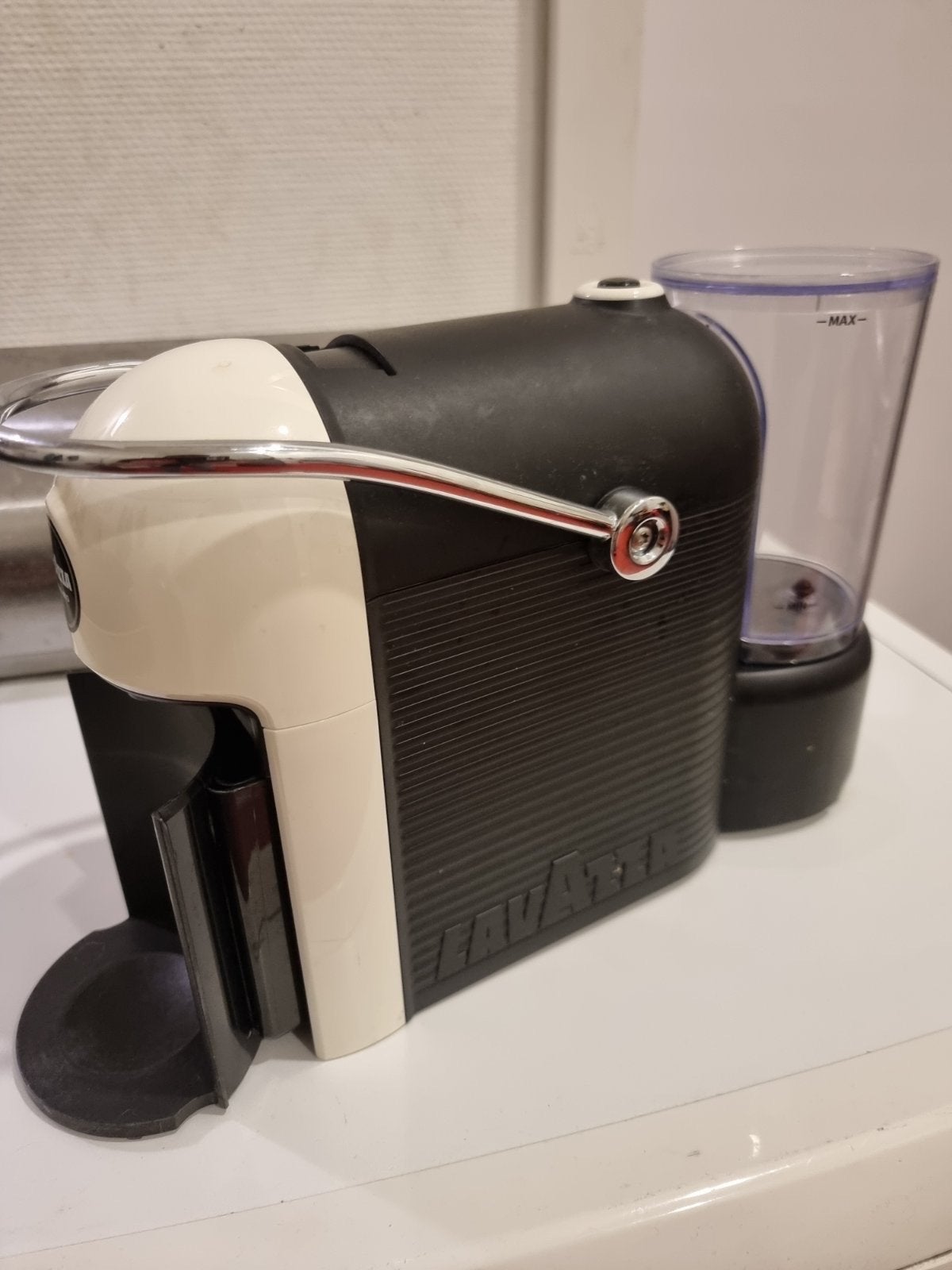 Lavazza A Modo Mio Jolie Koffiecupmachine - Zwart/Wit, Witgoed en Apparatuur, Koffiezetapparaten, Ophalen, Koffiemachine, Zo goed als nieuw