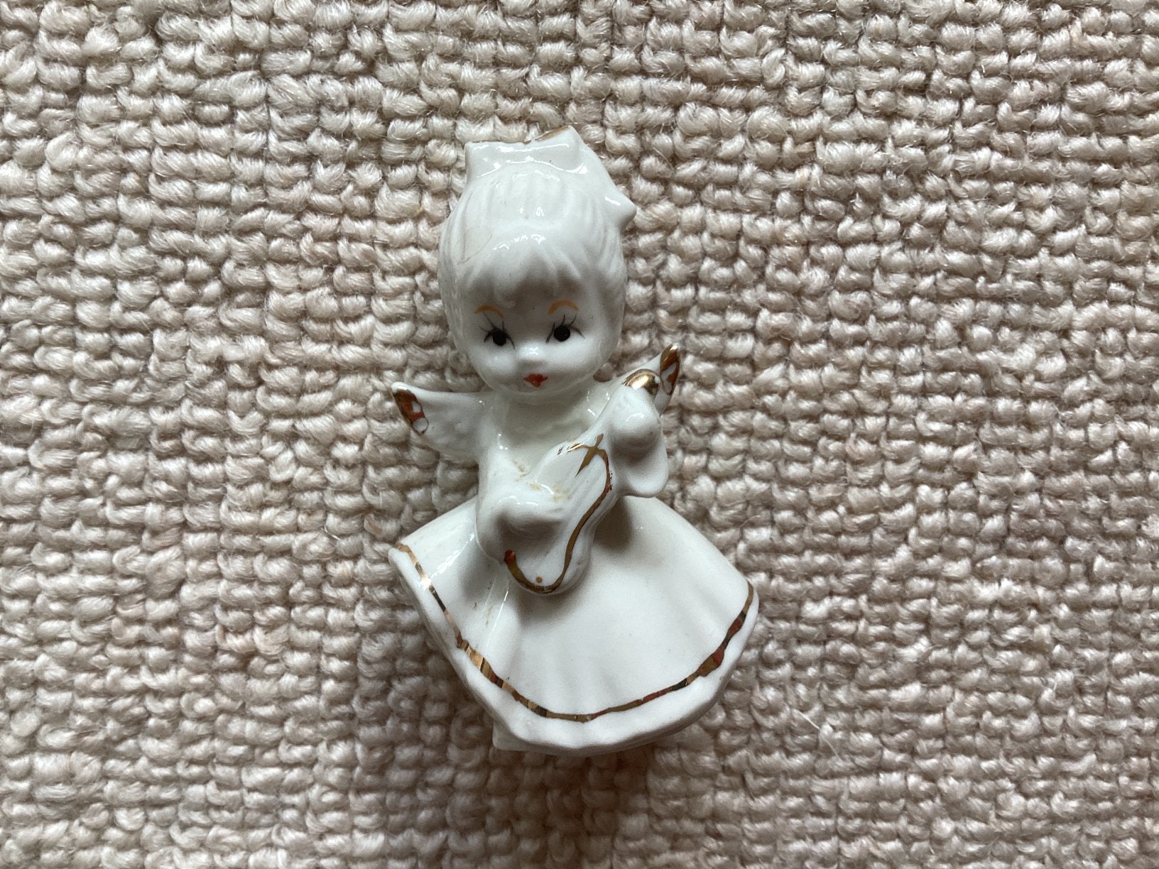 Engeltje met gitaar porselein // hoog 6 cm, Verzamelen, Beelden en Beeldjes, Ophalen of Verzenden, Zo goed als nieuw, Dier