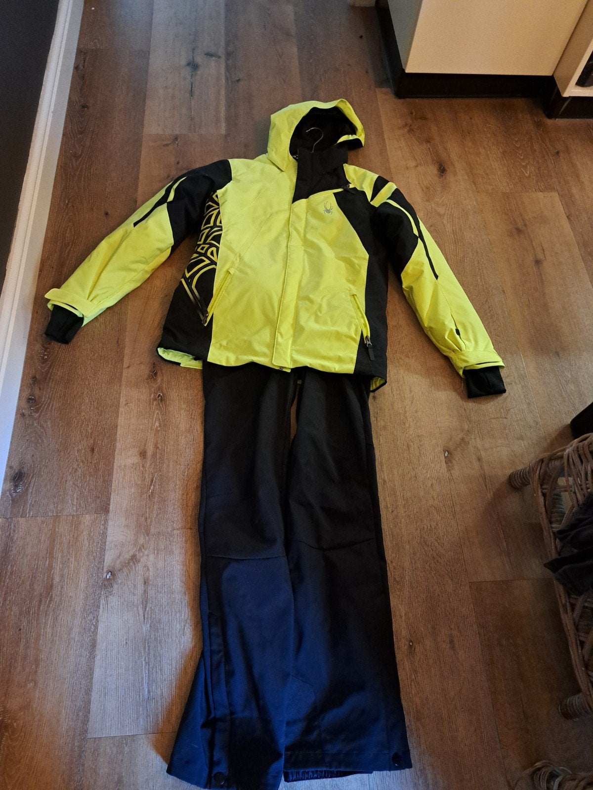 Spyder fel geel zwarte ski-jas en zwarte broek set maat S-, Ophalen of Verzenden, Zo goed als nieuw, Pak