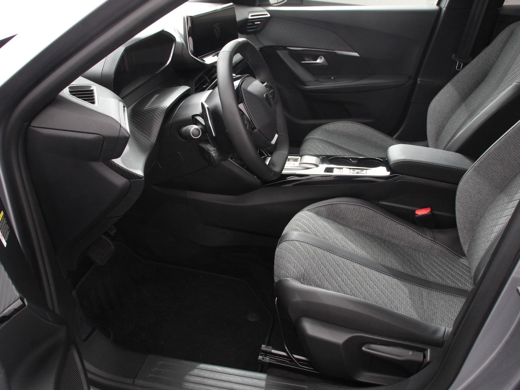 Peugeot 2008 1.2 PureTech 130pk Automaat Allure Navigatie Cl, Auto's, Gebruikt, 1199 cc, Leder en Stof, 1180 kg
