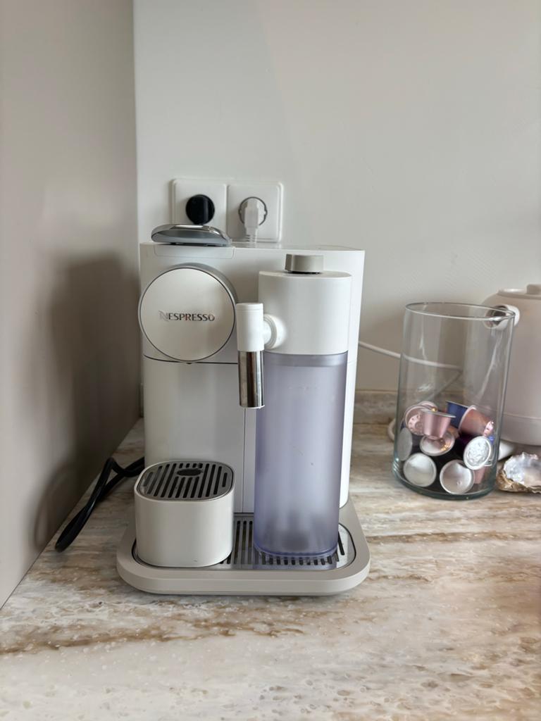 Nespresso De'Longhi Gran Lattissima + ontkalker, Witgoed en Apparatuur, Koffiezetapparaten, Ophalen, Gebruikt, Koffiemachine, 1 kopje