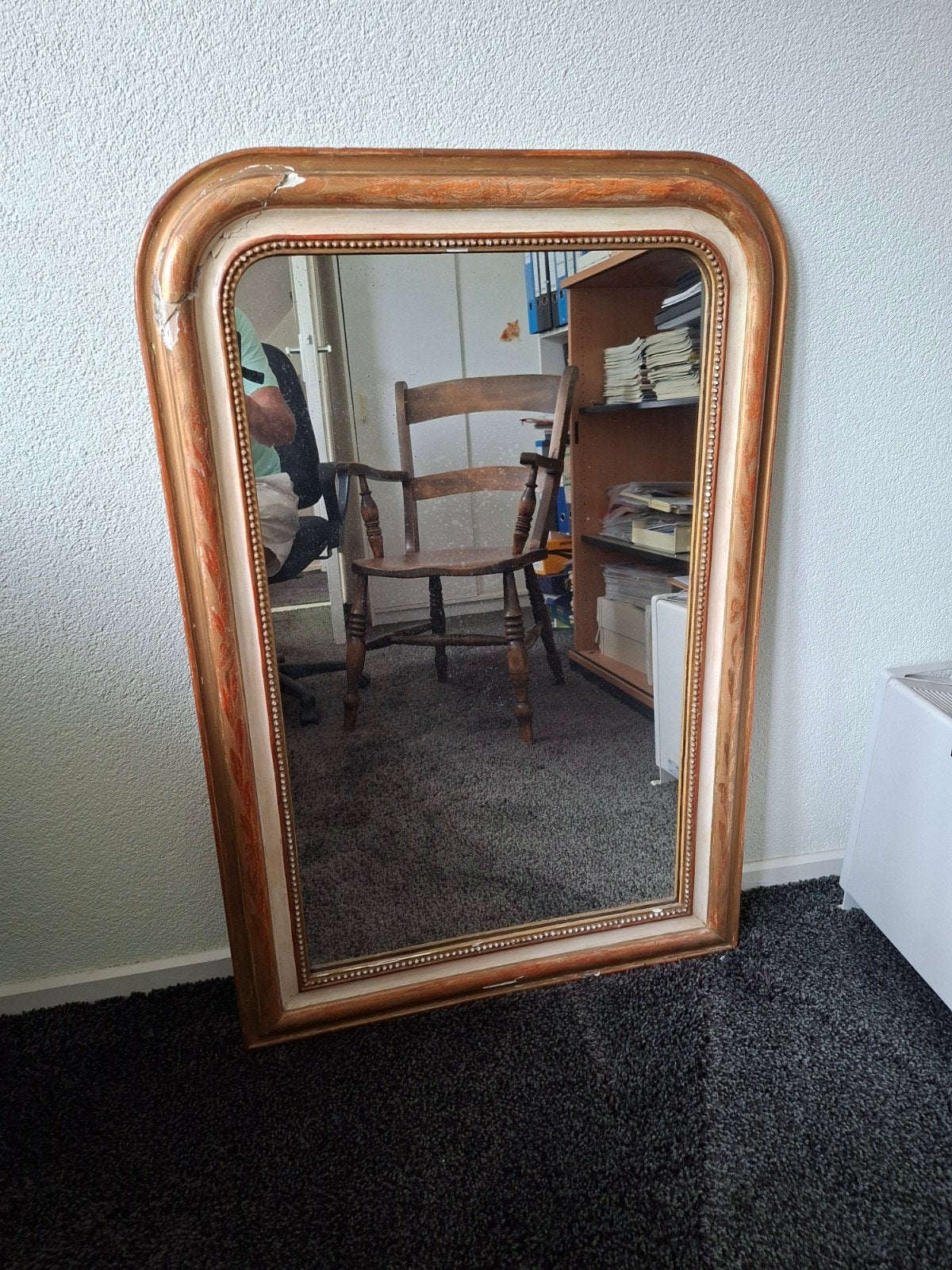 Mooie spiegel op hout met gipsen ornamenten, Huis en Inrichting, Woonaccessoires | Spiegels, Ophalen of Verzenden, 50 tot 75 cm