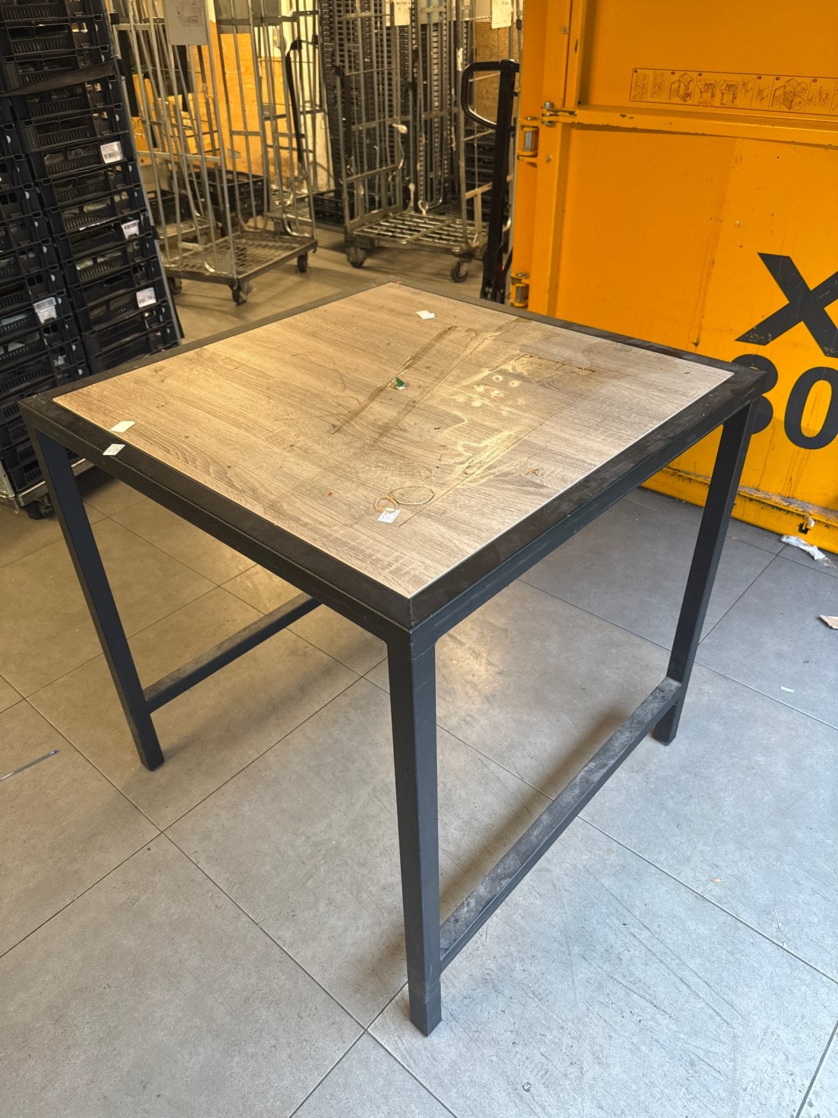 Stevige vierkante tafel met houten blad en metalen frame, Ophalen, Gebruikt