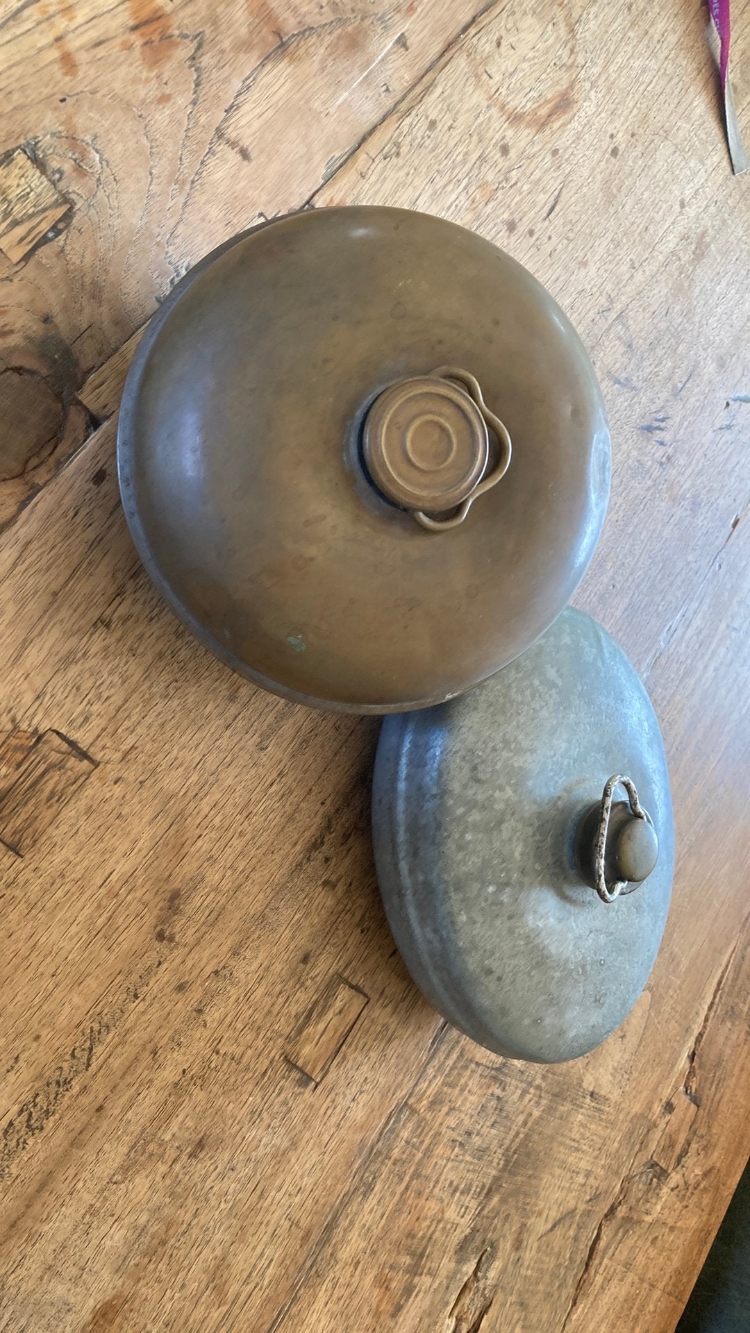 Twee antieke kruiken, messing en zink, decoratief, Ophalen of Verzenden, Koper