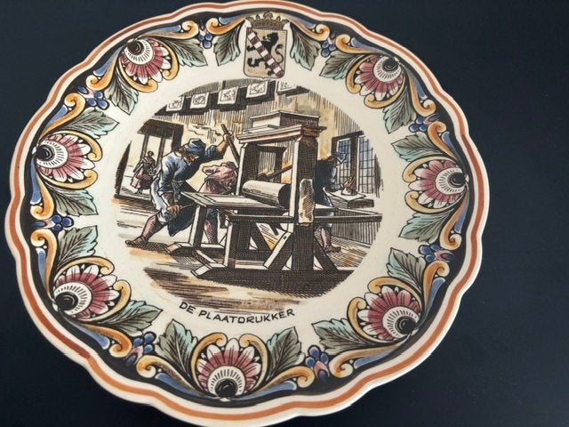 Vintage Delfts Gekleurd Wandbord "De Plaatdrukker", Antiek en Kunst, Antiek | Wandborden en Tegels, Ophalen of Verzenden