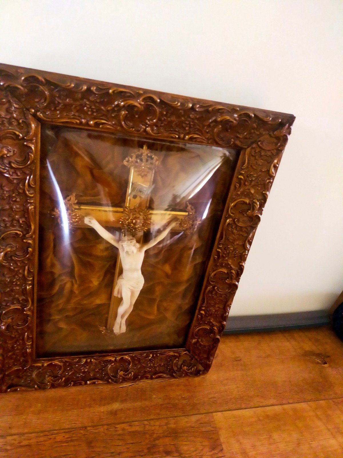 Oude krusifix lijst met bol glas vermoedelijk uit Eind 1800, Antiek en Kunst, Ophalen of Verzenden