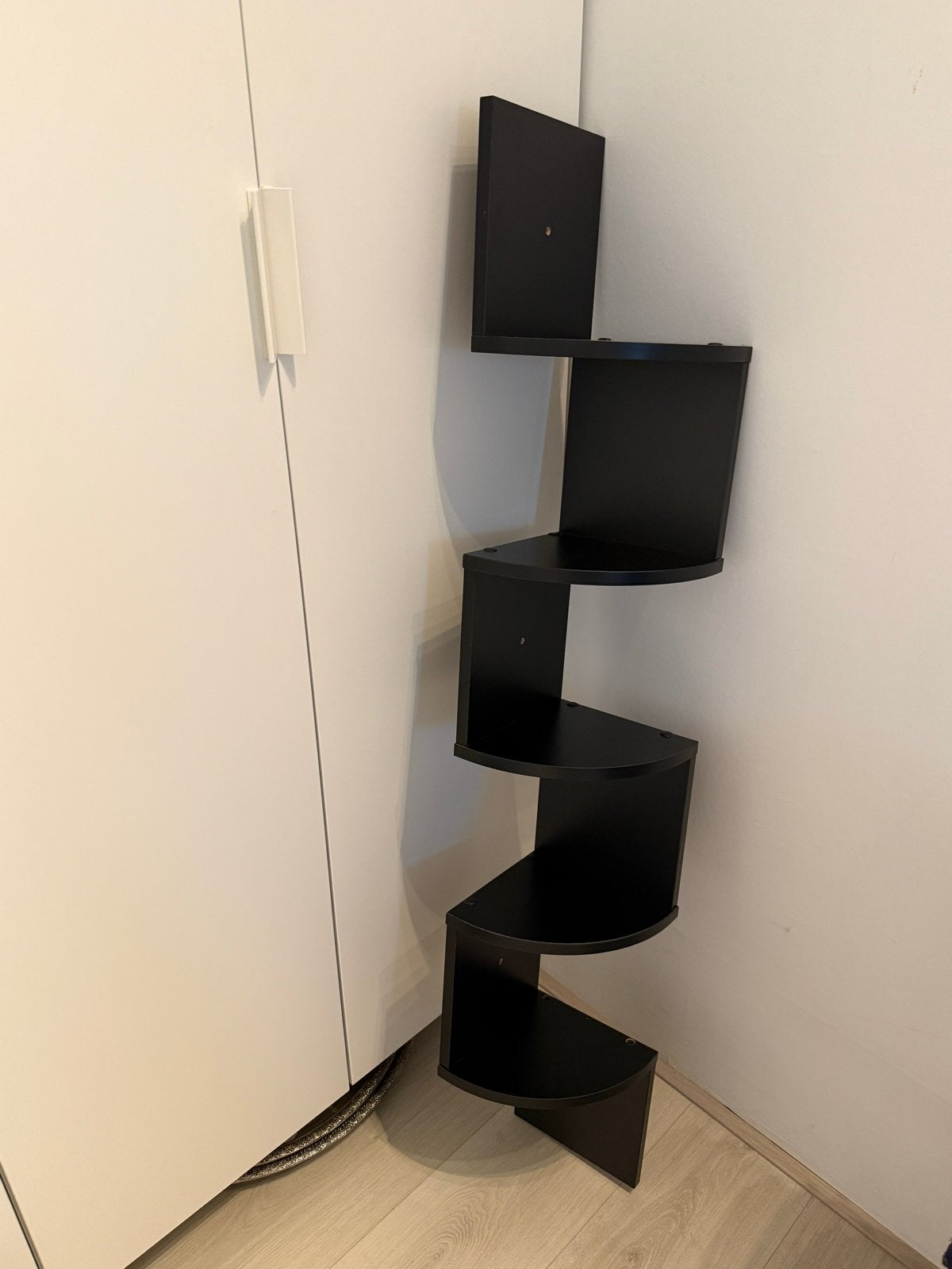 Zwarte hoekboekenplank - Ruimtebesparend en stijlvol, Ophalen, Met plank(en), Minder dan 50 cm, Gebruikt