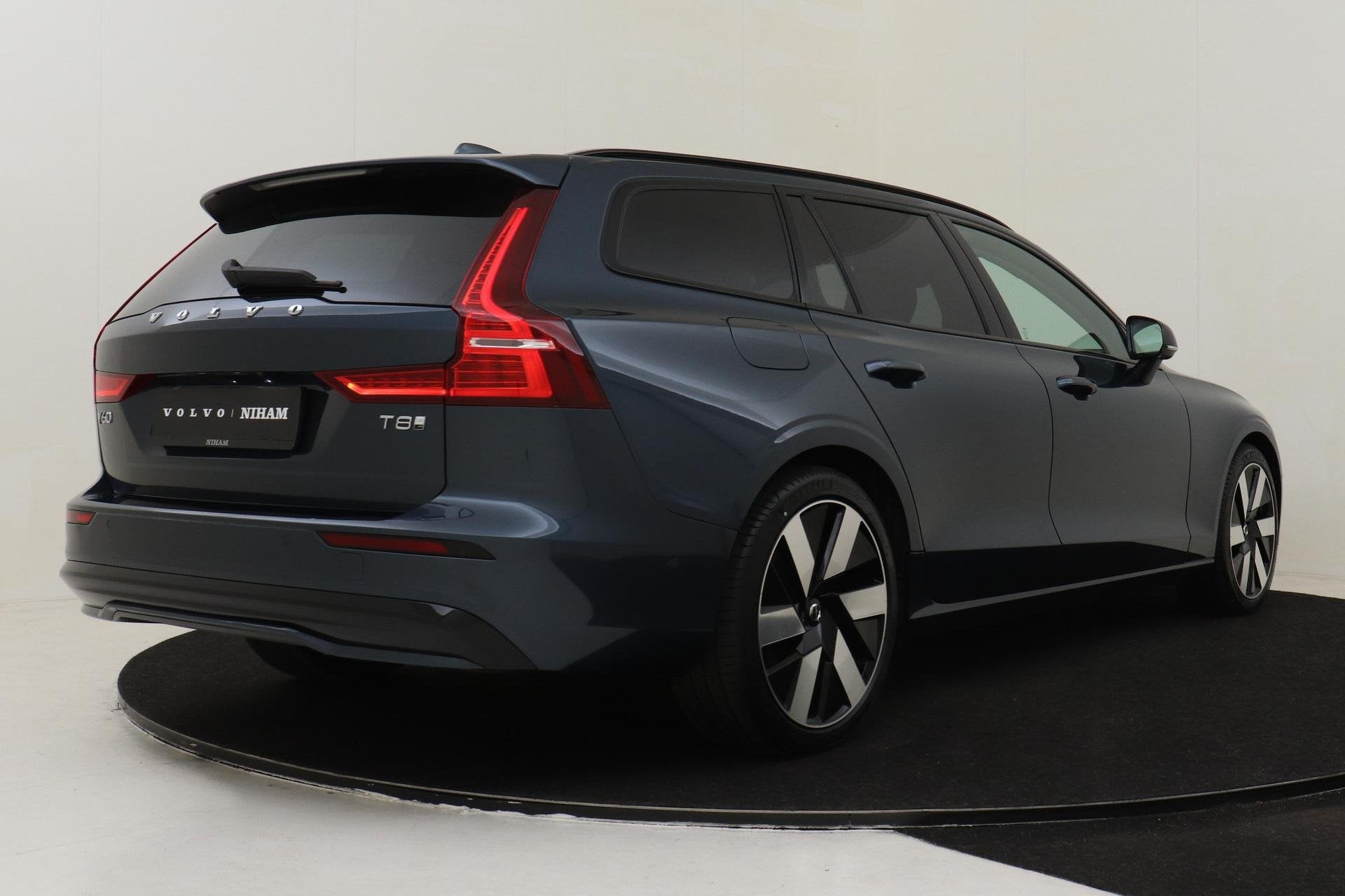 Volvo V60 T8 PLUG-IN HYBRID AWD ULTRA DARK *FULL OPTIONS!* -, Automaat, 12 maanden, Gebruikt, Euro 6