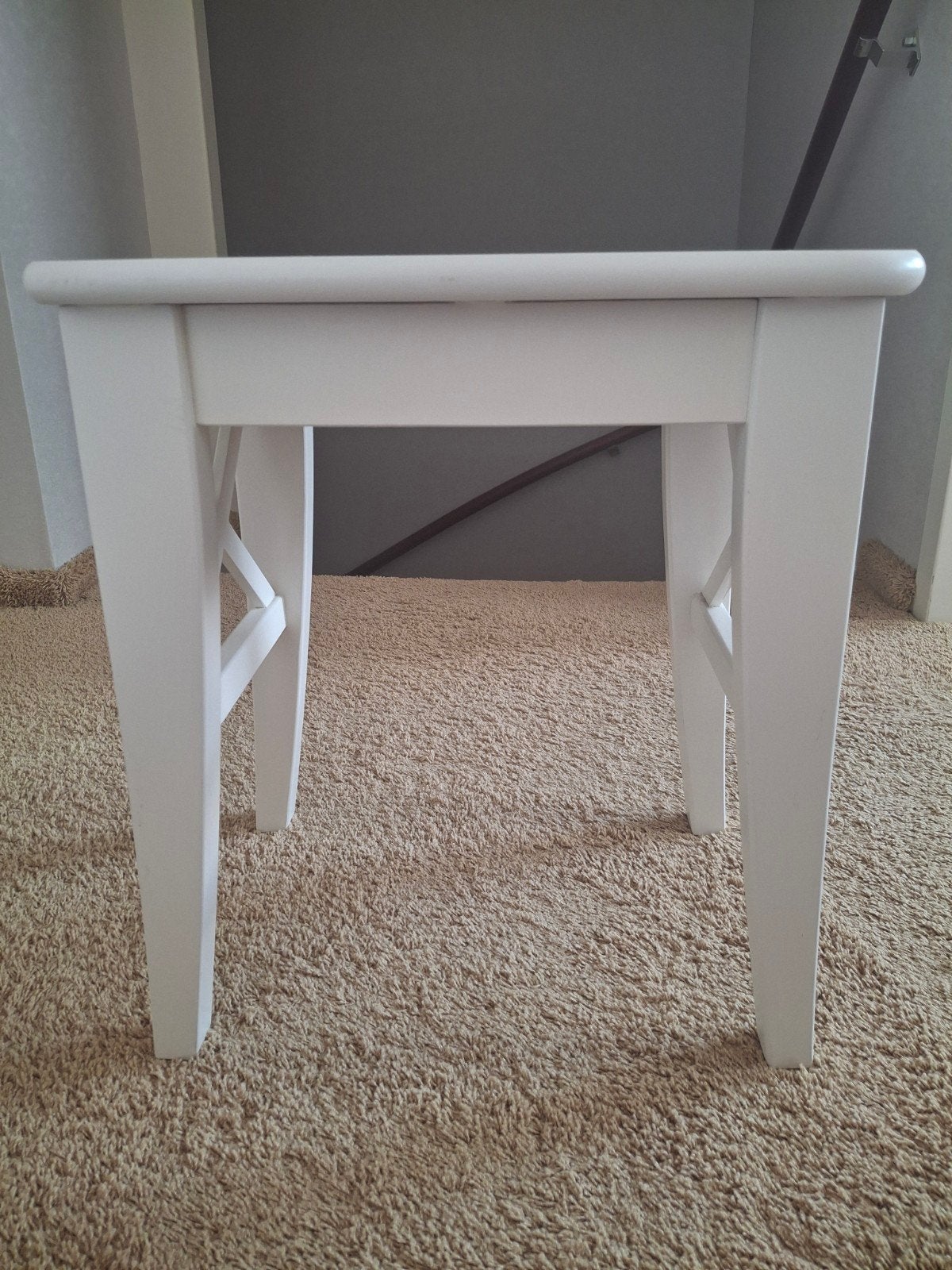 Witte bijzettafel/krukje met kruisdetails, Huis en Inrichting, Ophalen, Minder dan 45 cm, Minder dan 55 cm, Vierkant