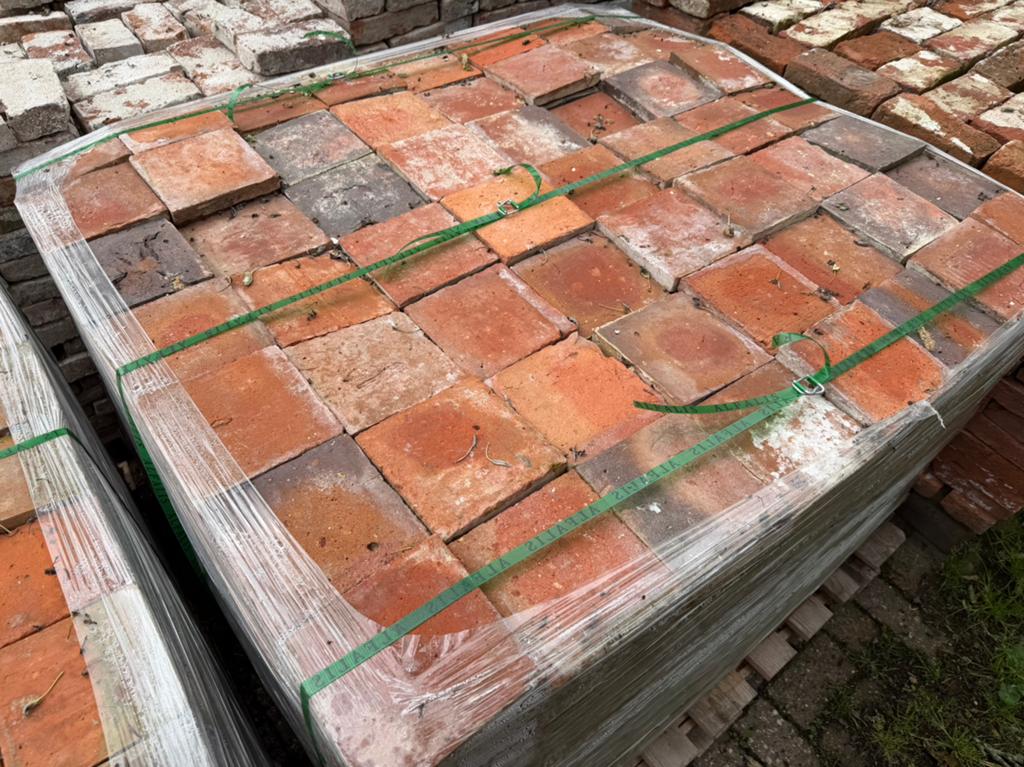 87m2 Terra Cotta plavuizen circa 15x15x2.5cm.