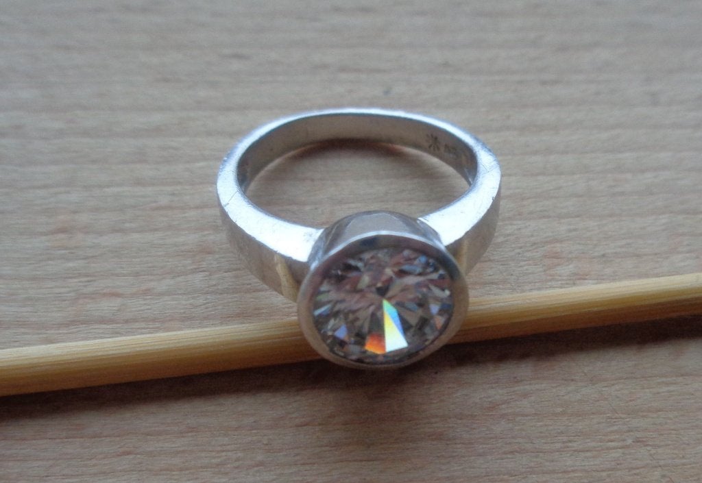 zilveren ring met grote geslepen heldere steen [891], Verzenden, Zo goed als nieuw, 17 tot 18, Dame