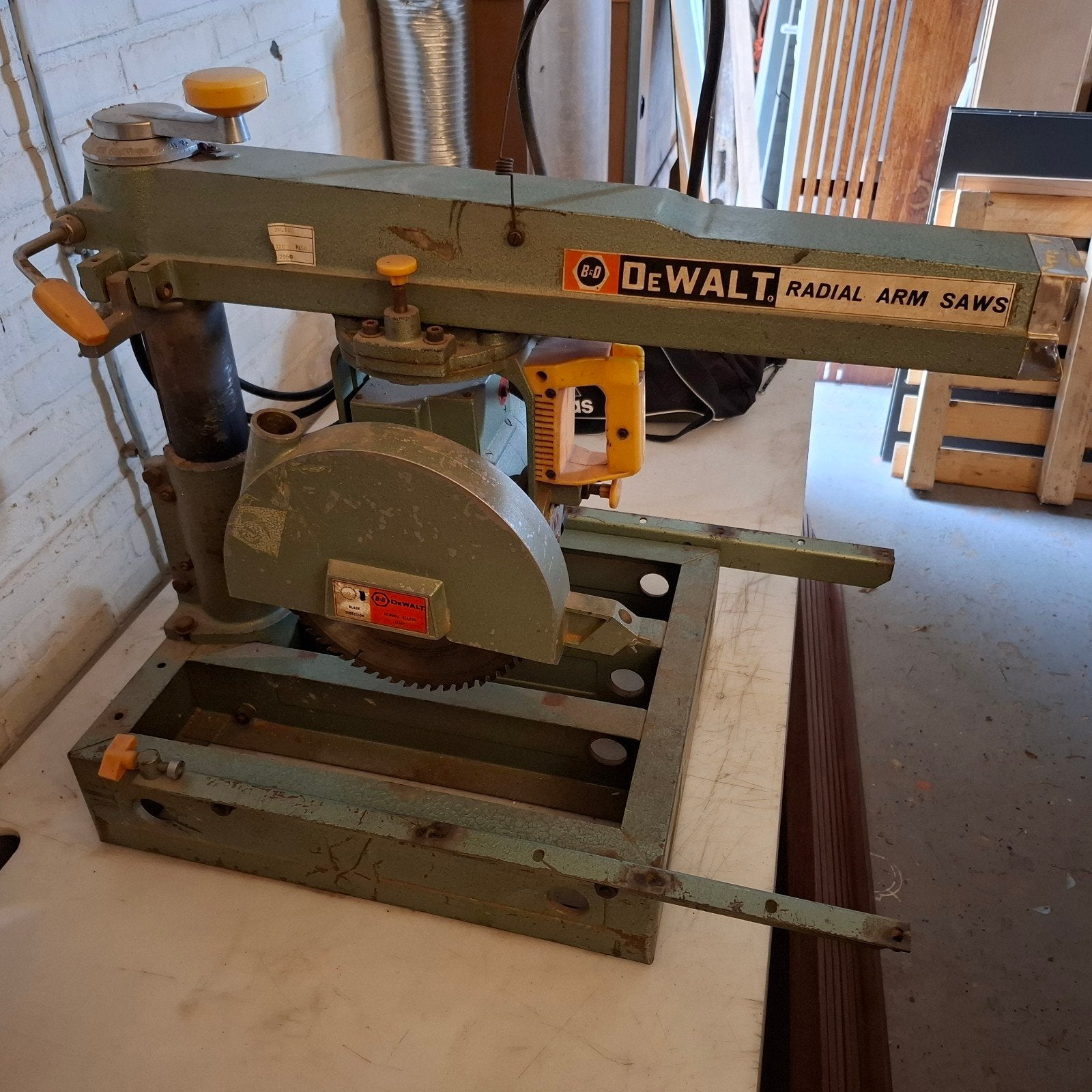 Radicaal afkortzaag dewalt DW110, Ophalen, 1200 watt of meer, Afkortzaag, 70 mm of meer